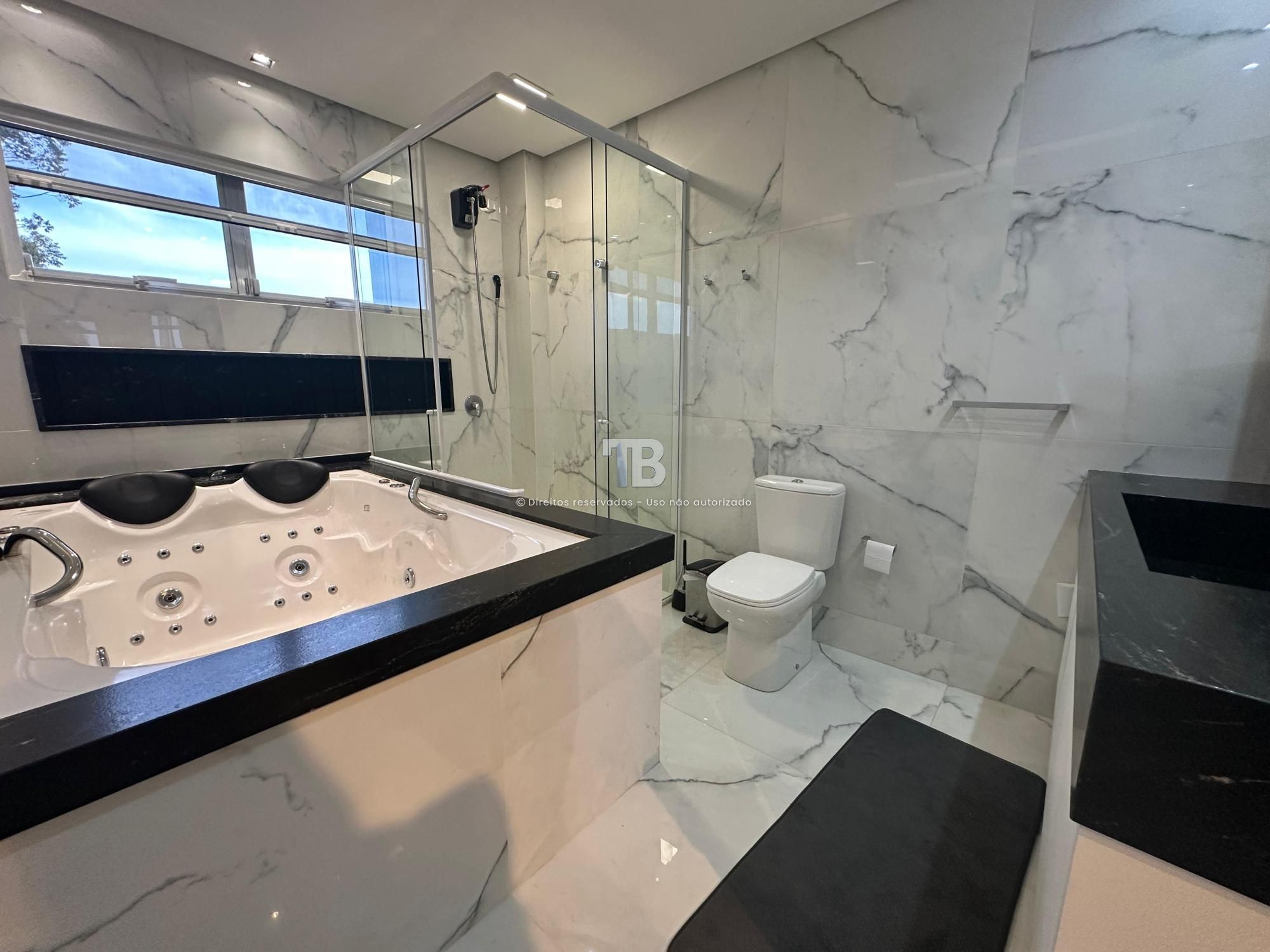 Casa Mobiliada com Piscina à Venda