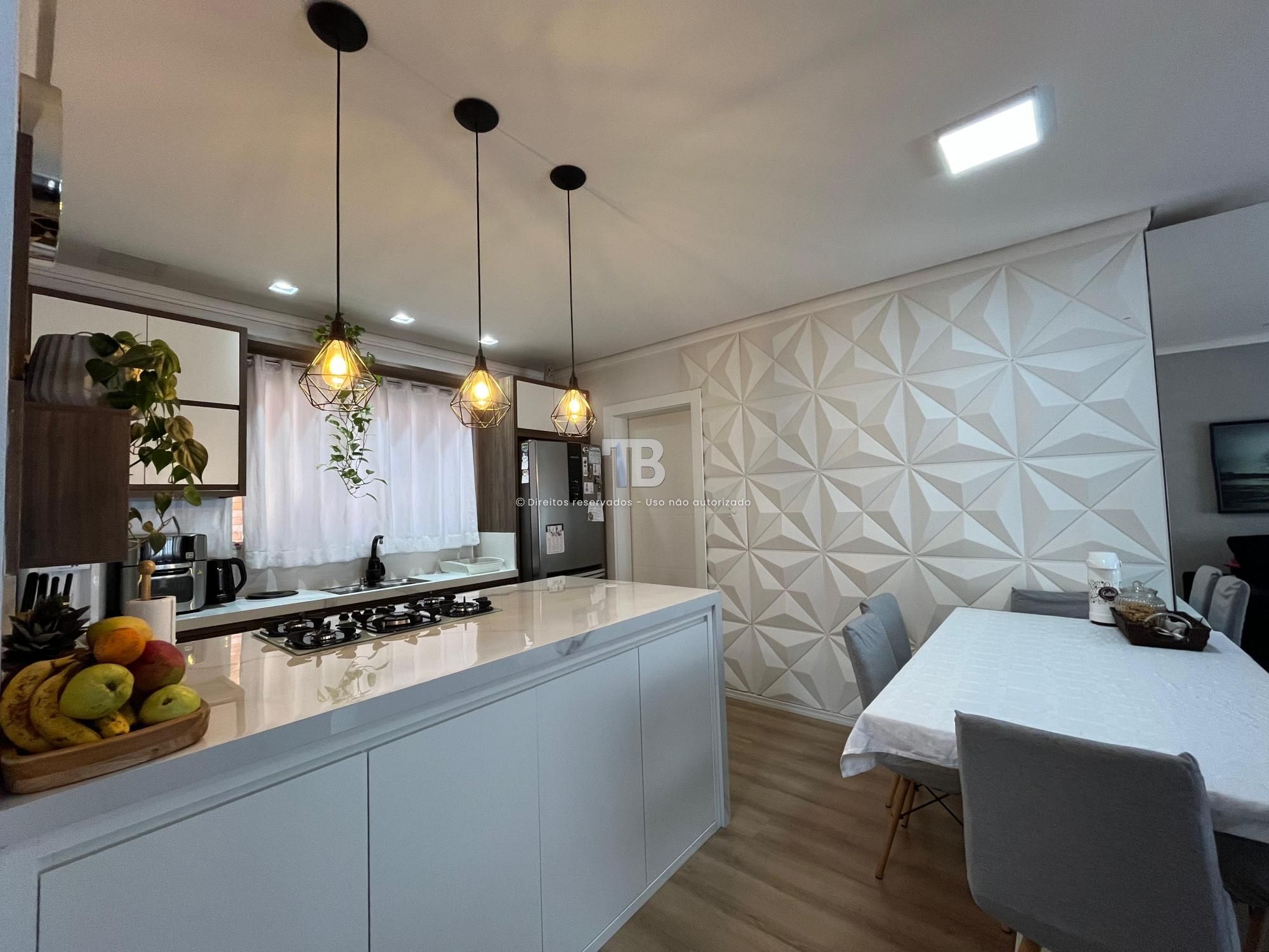 Casa com dois pavimentos à venda