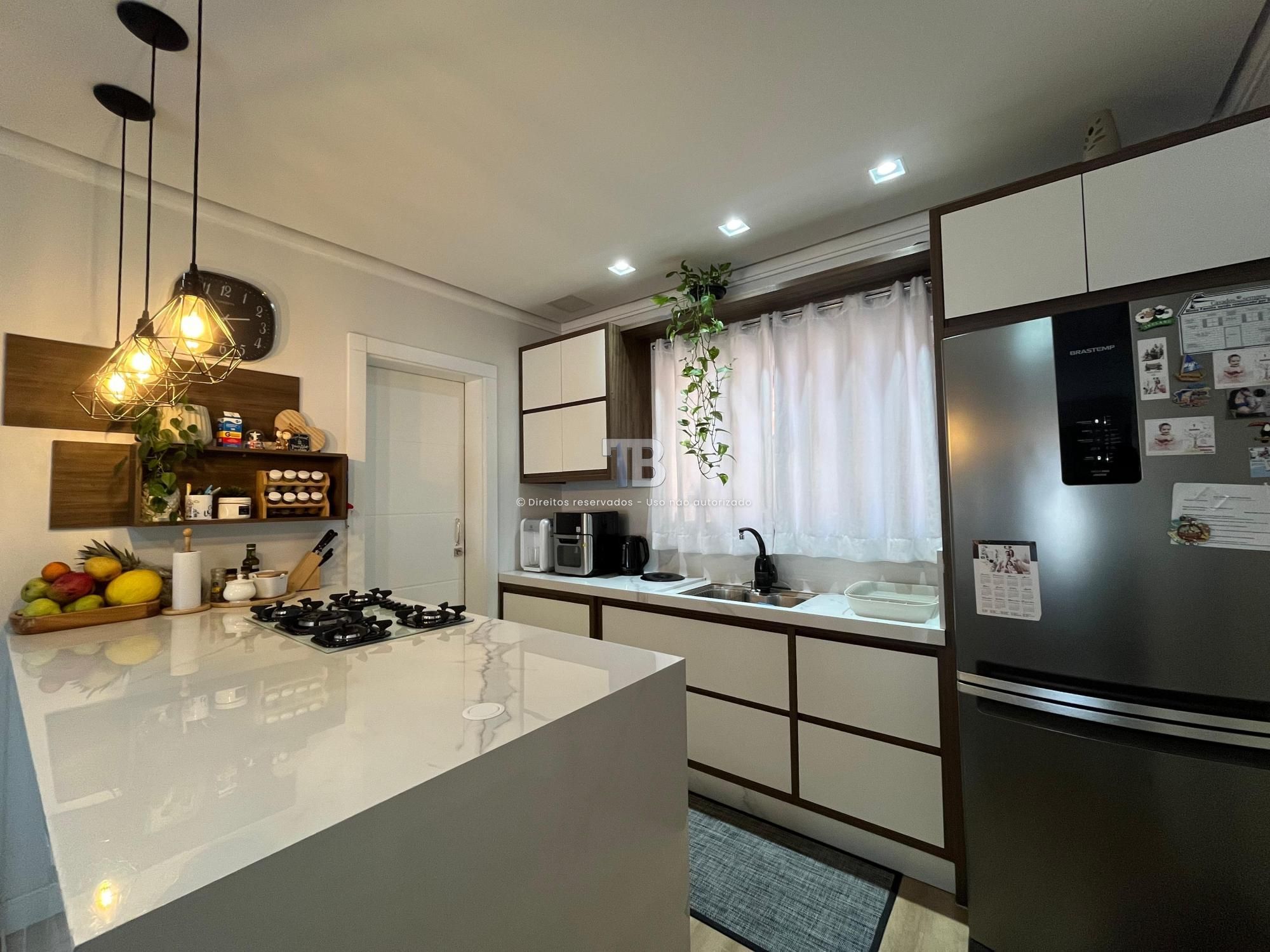 Casa com dois pavimentos à venda