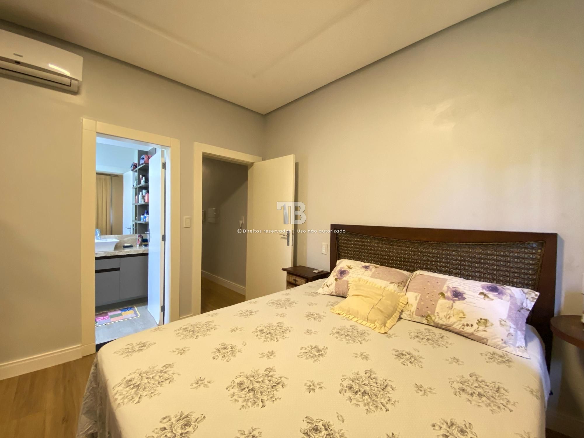 Casa Semimobiliada em condomínio fechado