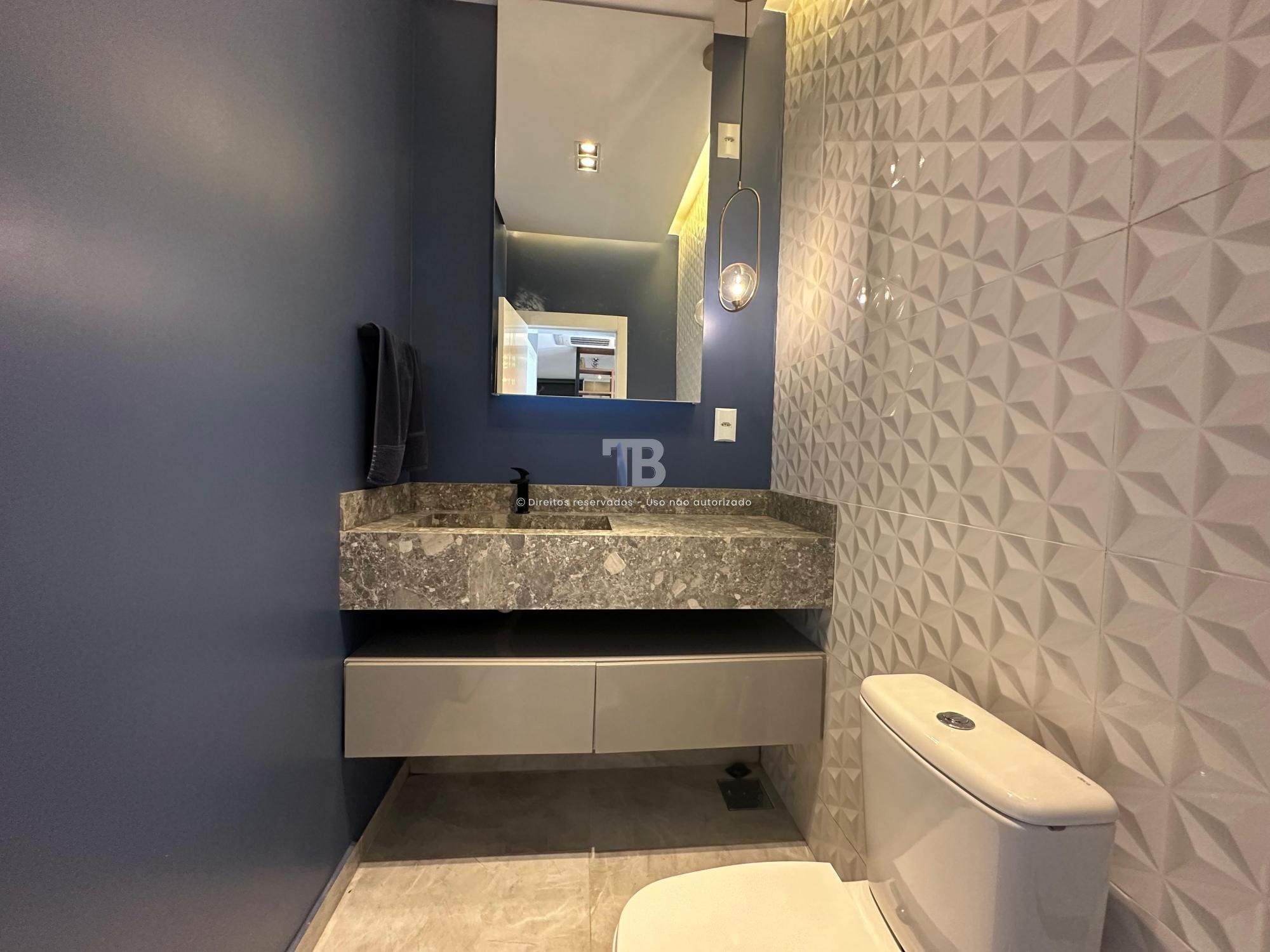 Casa Mobiliada com Piscina à Venda