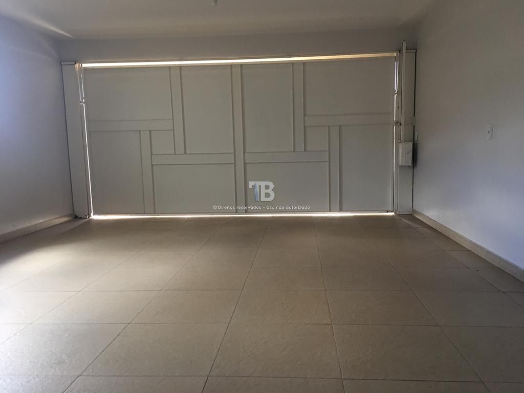 Casa semimobiliada com 3 suítes