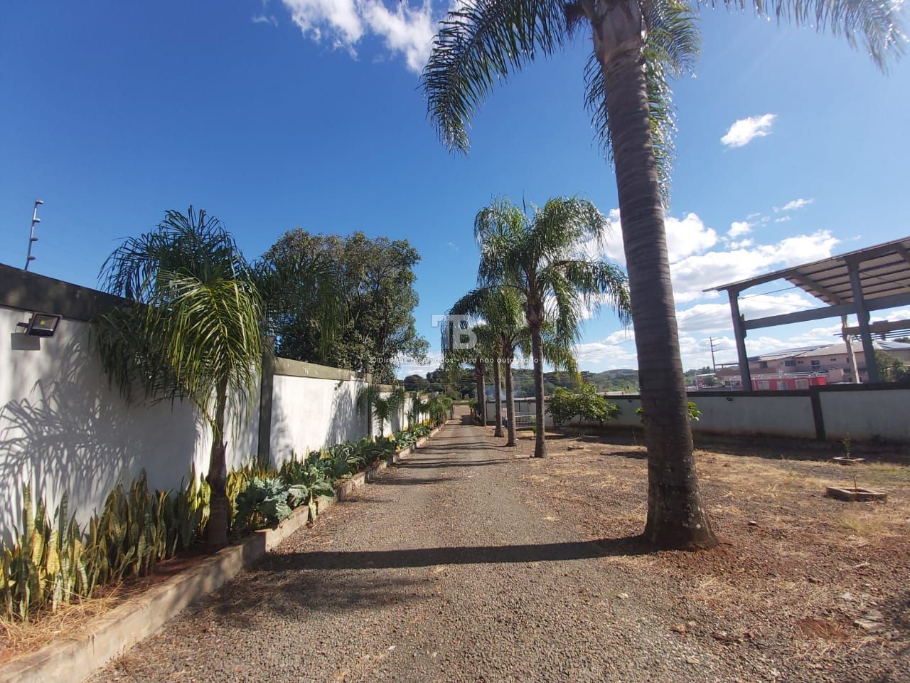 Casa semimobiliada com 4 quartos