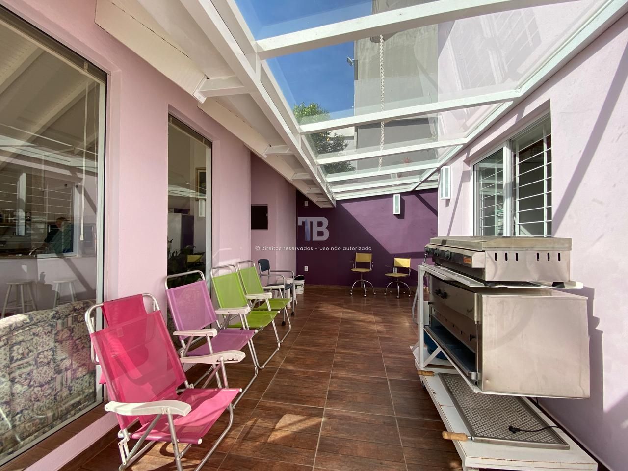 Casa ampla com cinco quartos