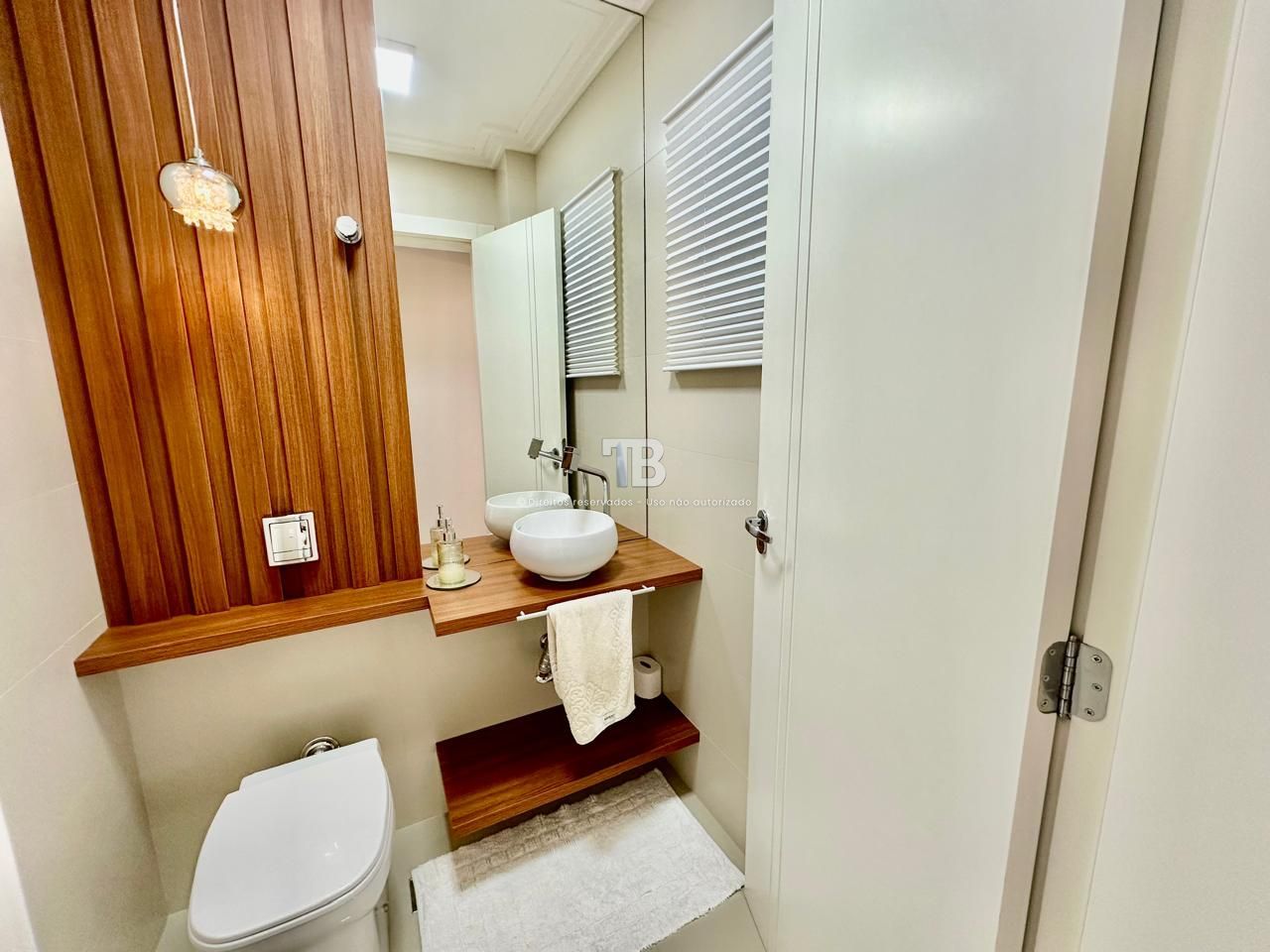 Apartamento Semimobiliado com 3 suítes