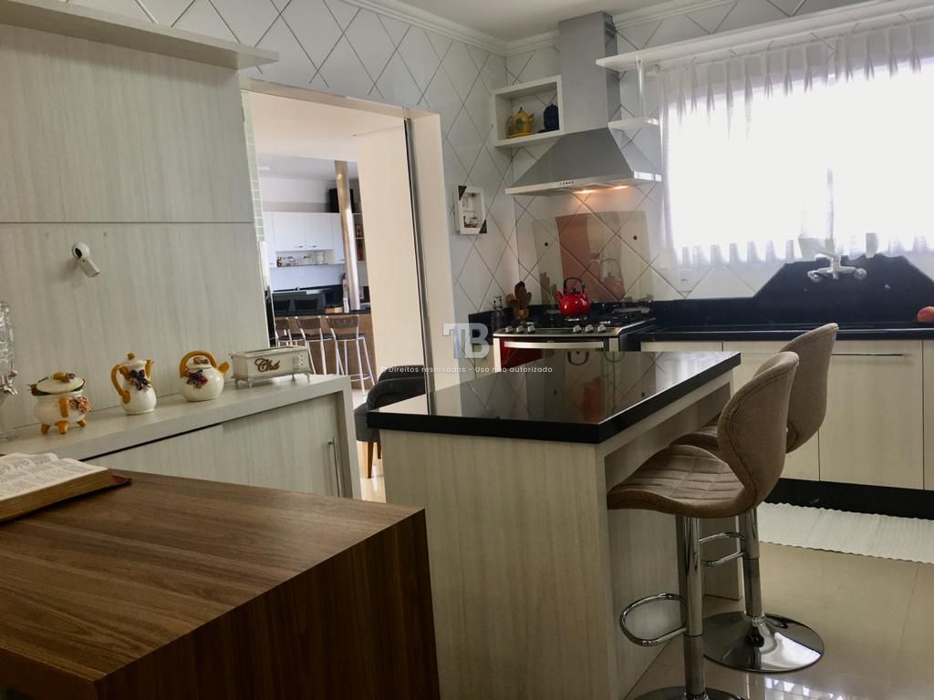 Casa semimobiliada com 3 suítes