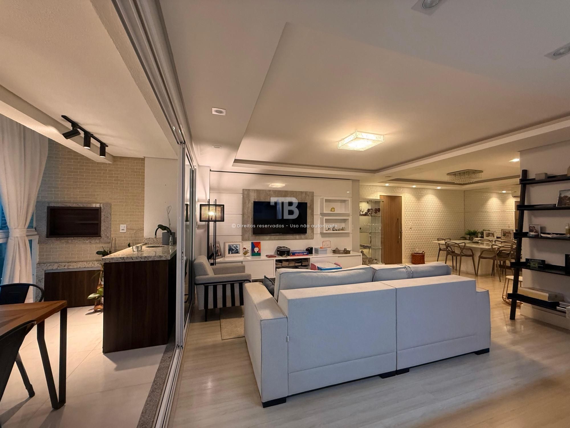 Apartamento Semimobiliado com 3 dormitórios