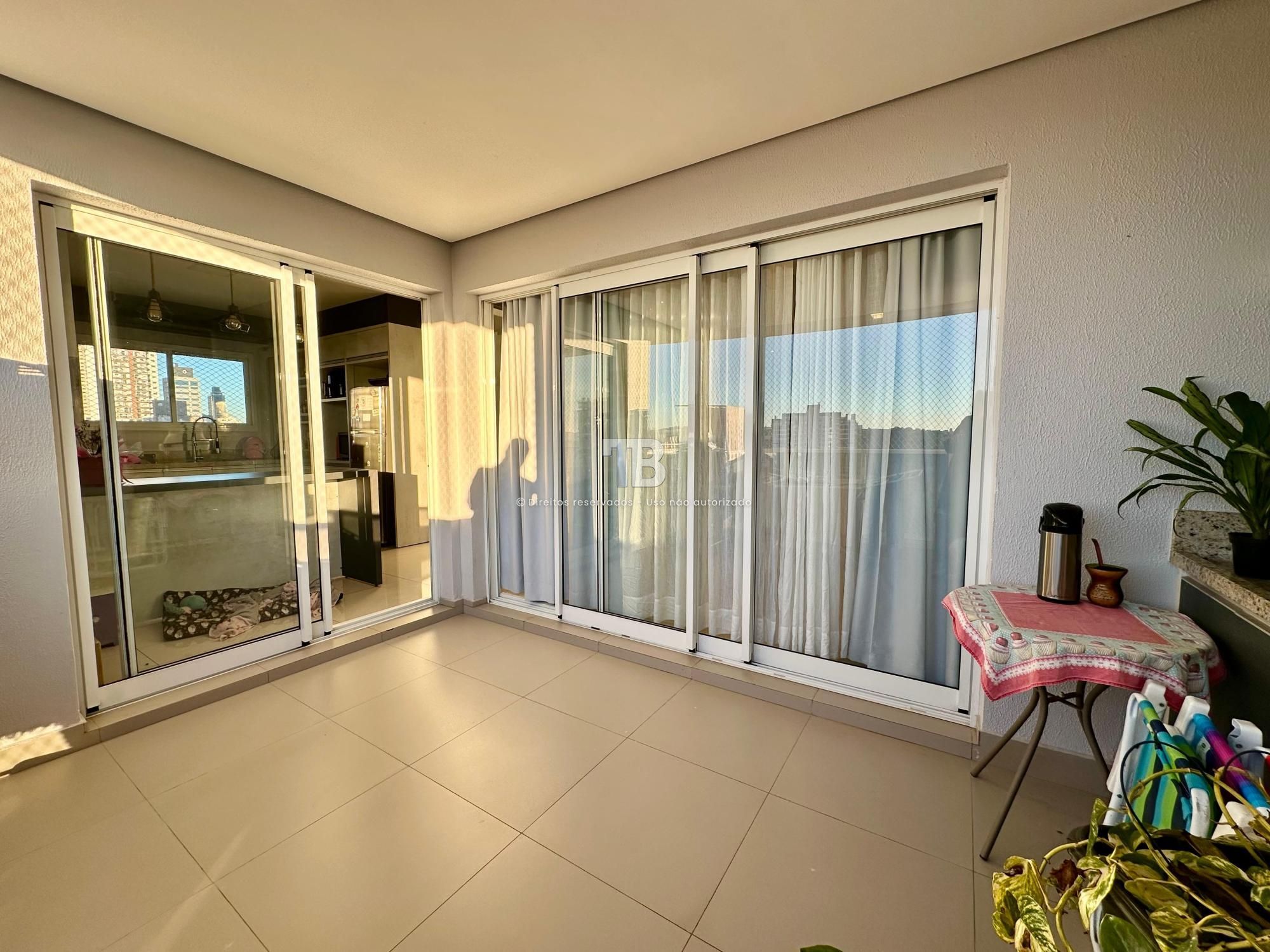 Apartamento Semimobiliado com 3 suítes