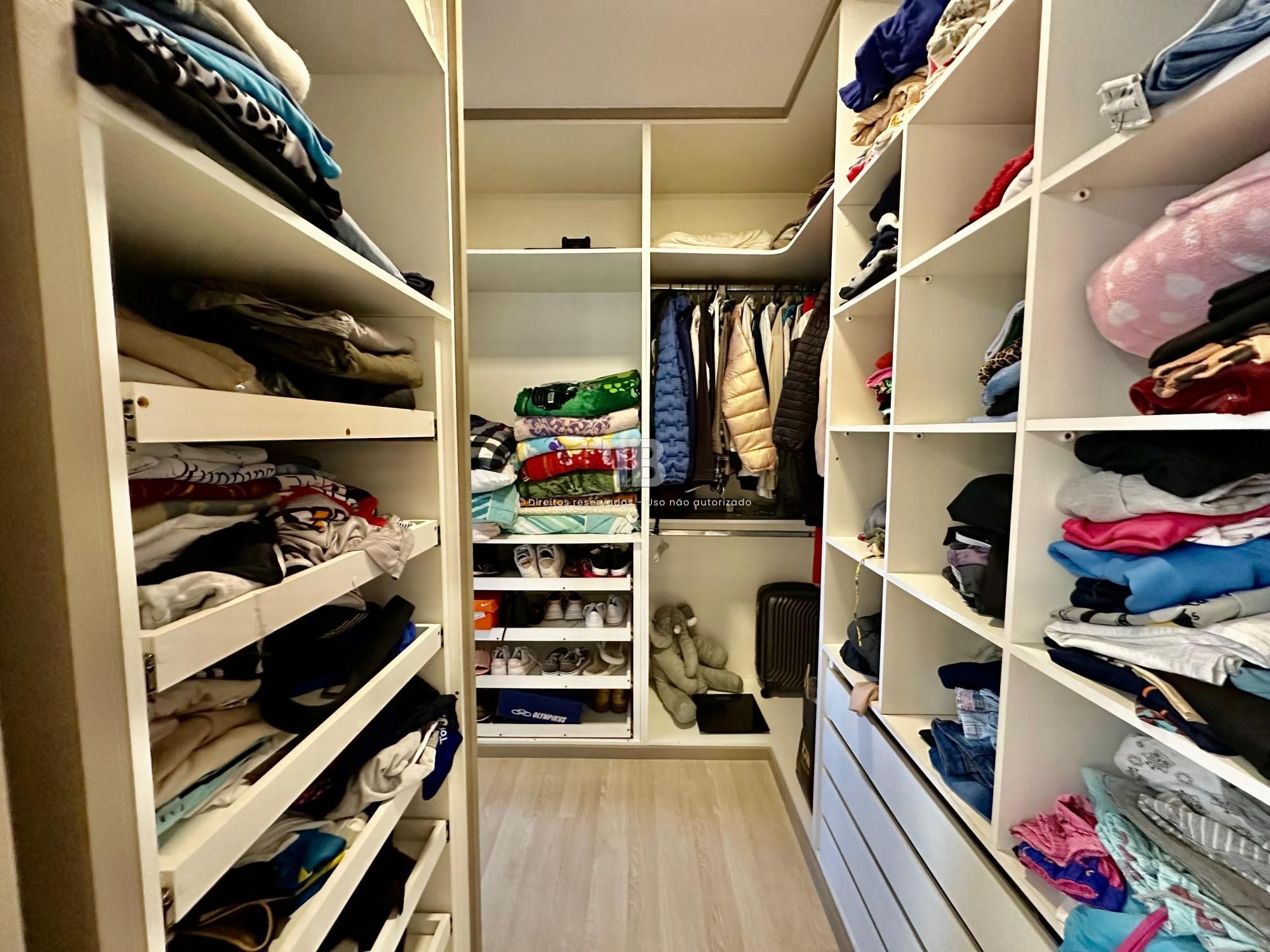 Apartamento Semimobiliado com 3 suítes