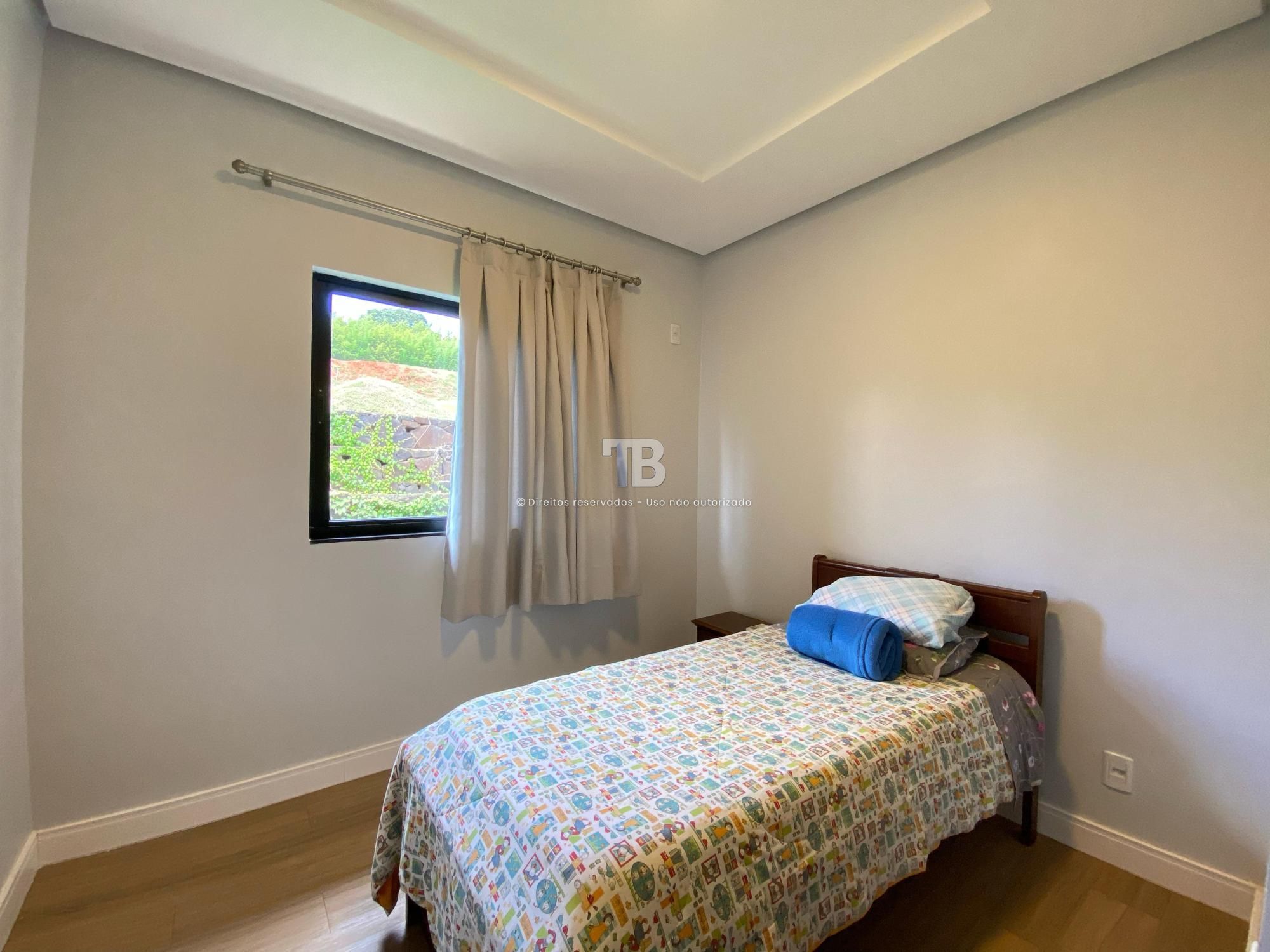 Casa Semimobiliada em condomínio fechado