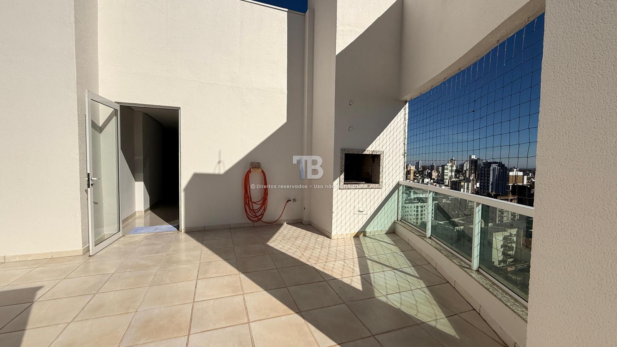 Apartamento Semimobiliado com 4 dormitórios