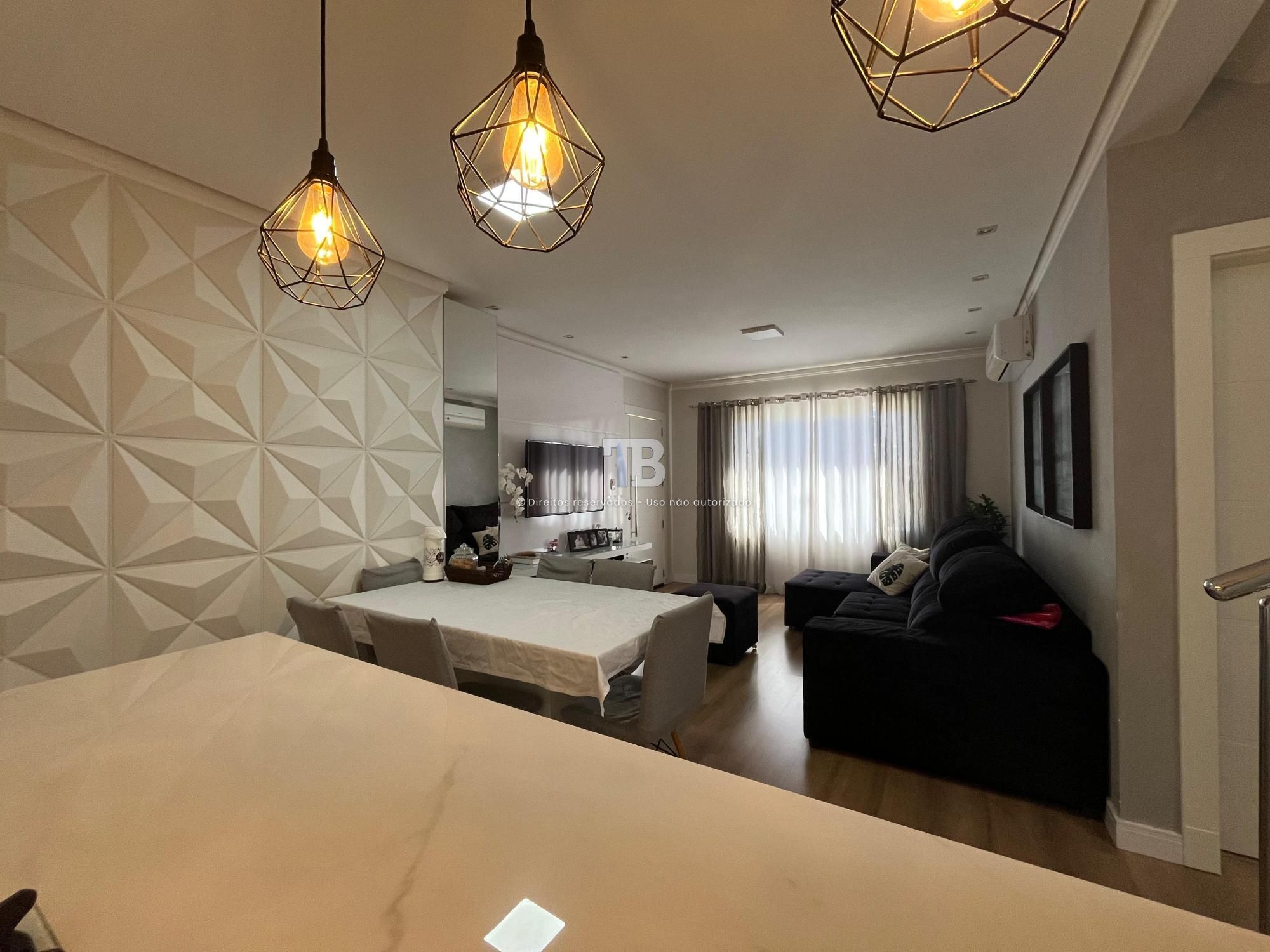 Casa com dois pavimentos à venda