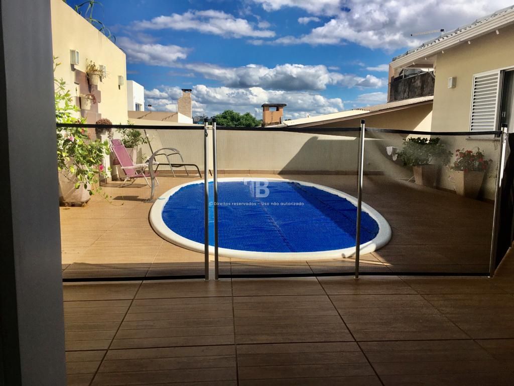 Casa semimobiliada com 3 suítes