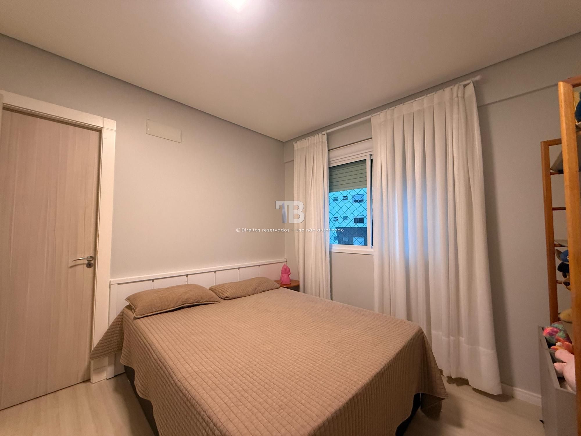 Apartamento Semimobiliado com 3 dormitórios