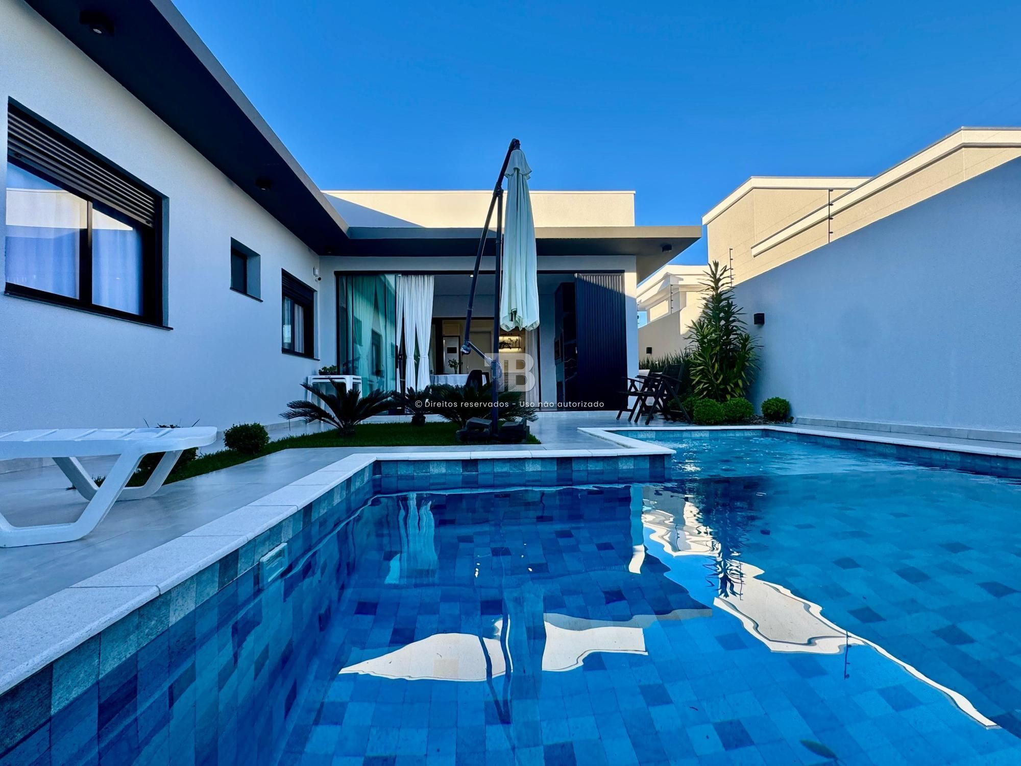 Casa Mobiliada Com Piscina à Venda