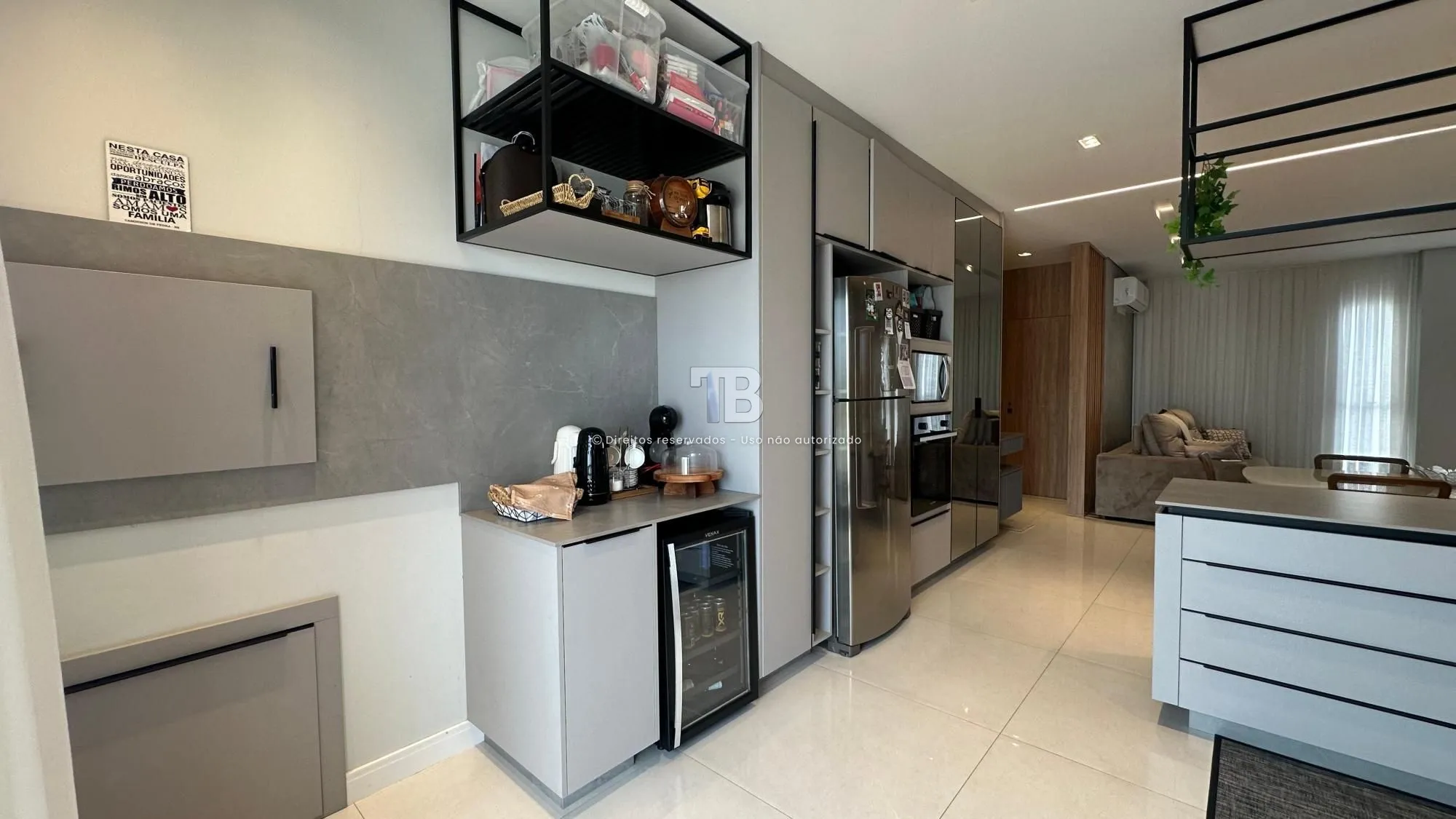 Apartamento Semimobiliado em ótima localização