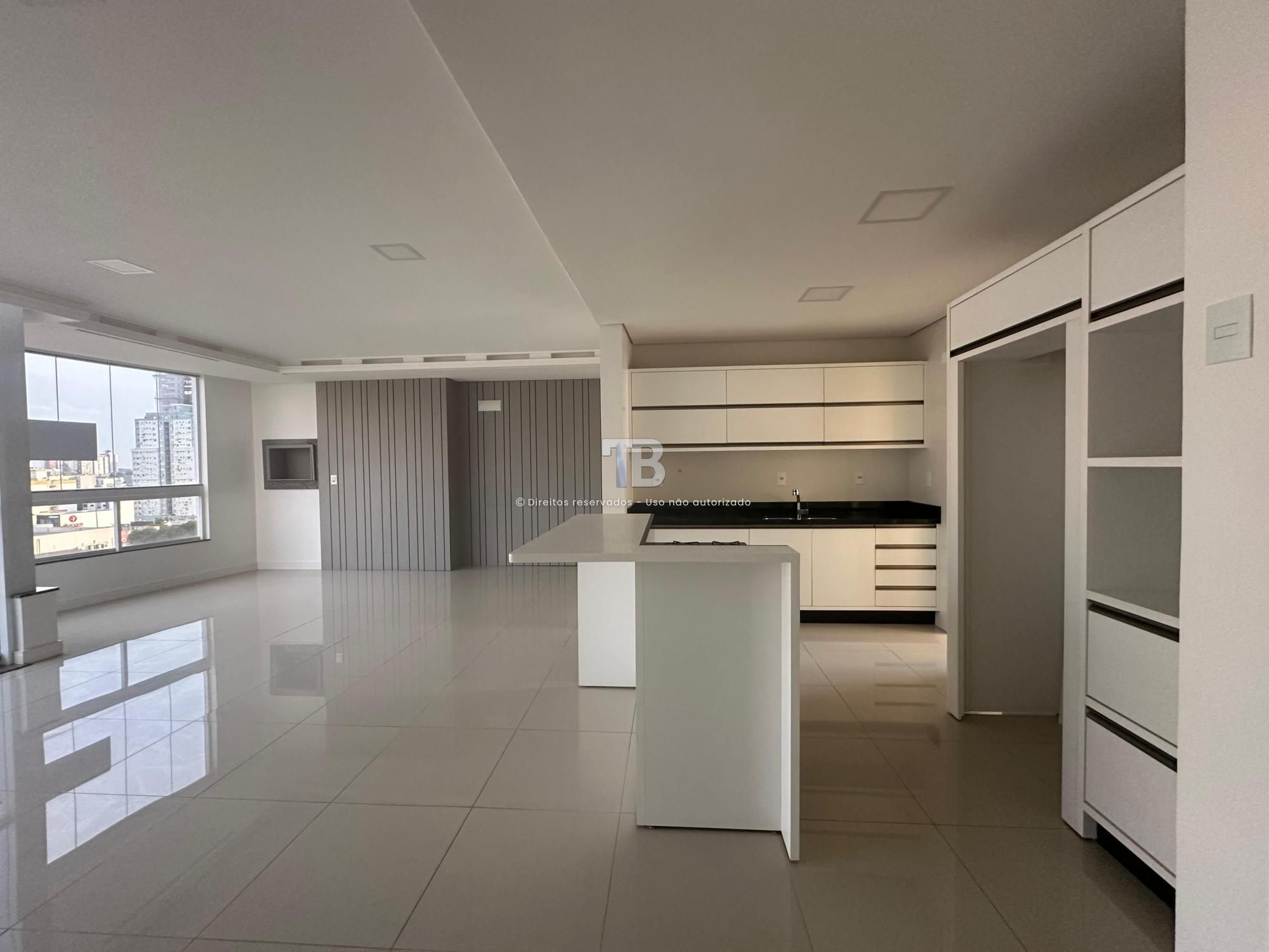 Apartamento Semimobiliado com 3 Suítes