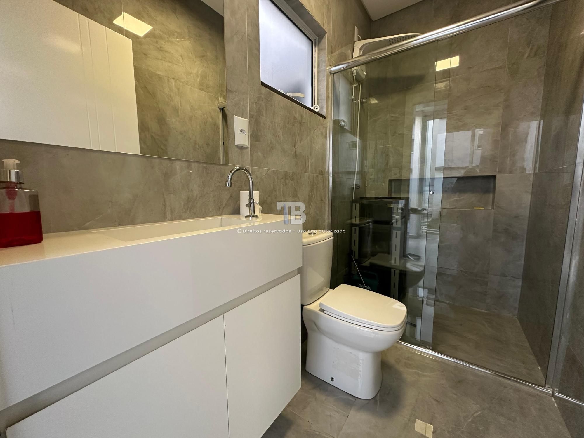 Casa Mobiliada com Piscina à Venda