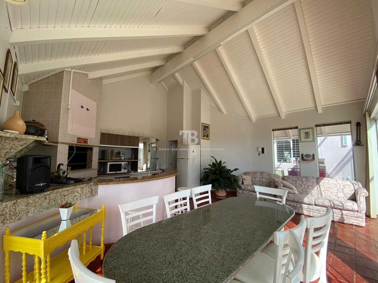 Casa ampla com cinco quartos