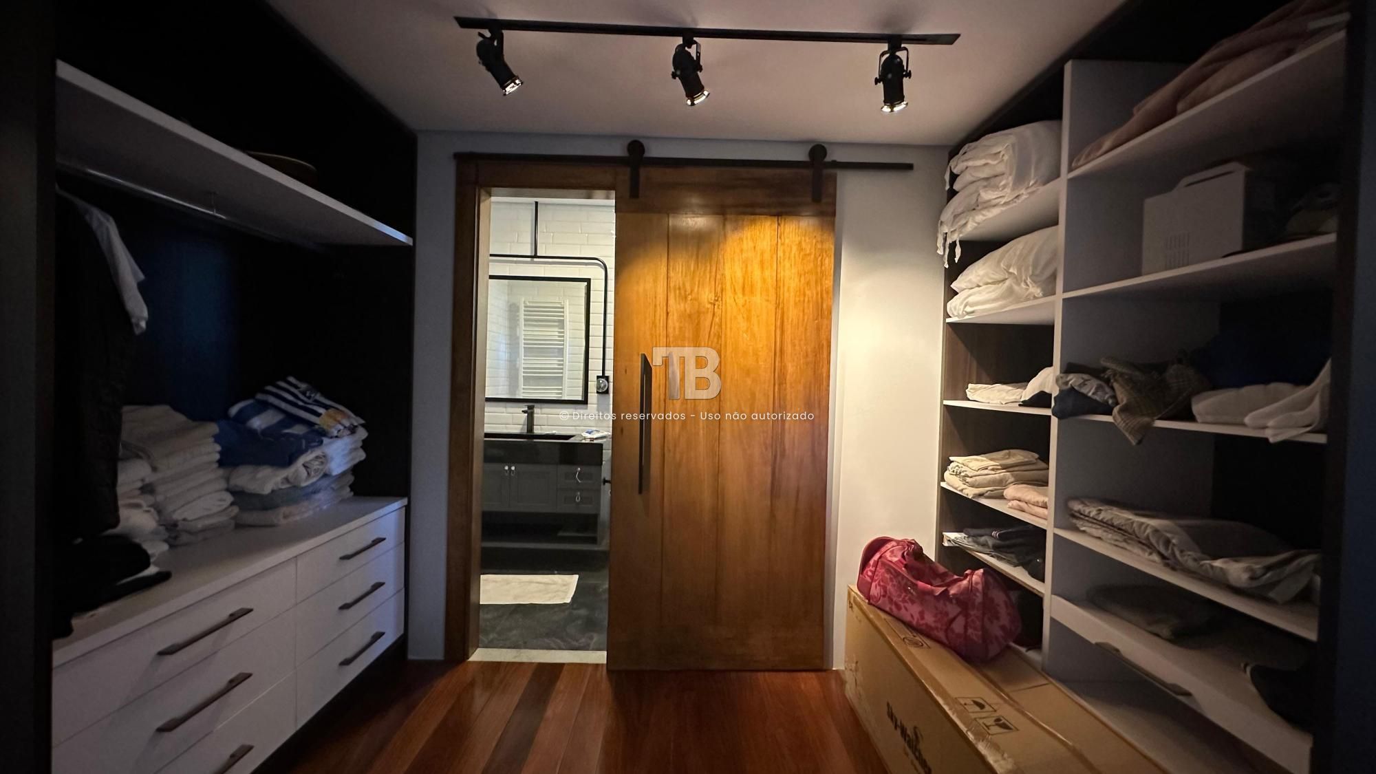 Casa de Alto Padrão Semimobiliada