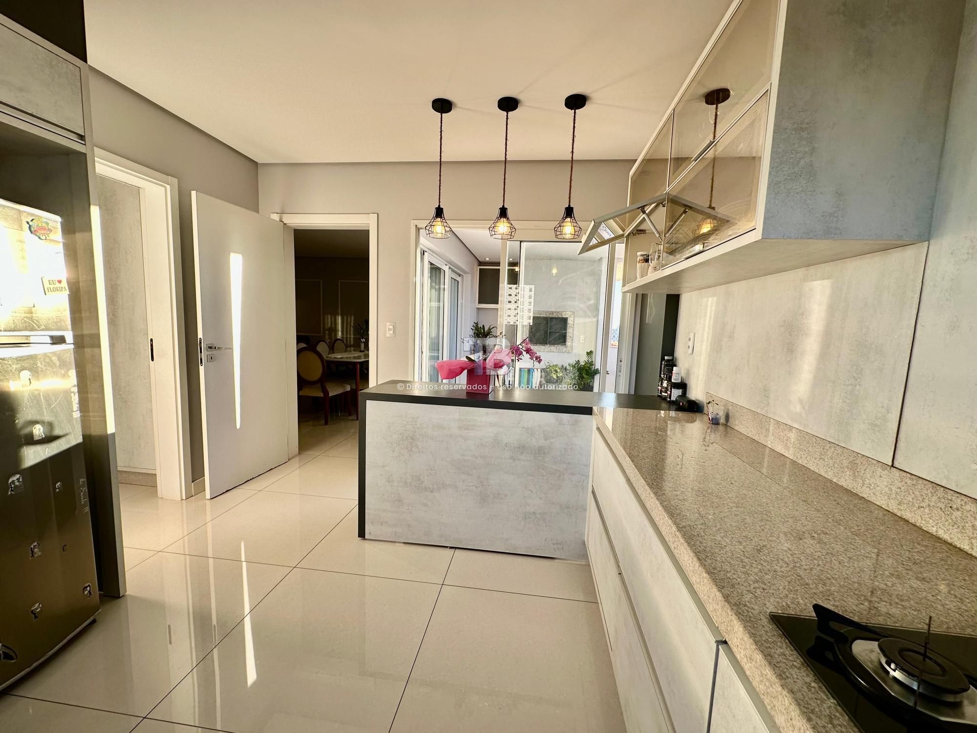 Apartamento Semimobiliado com 3 suítes