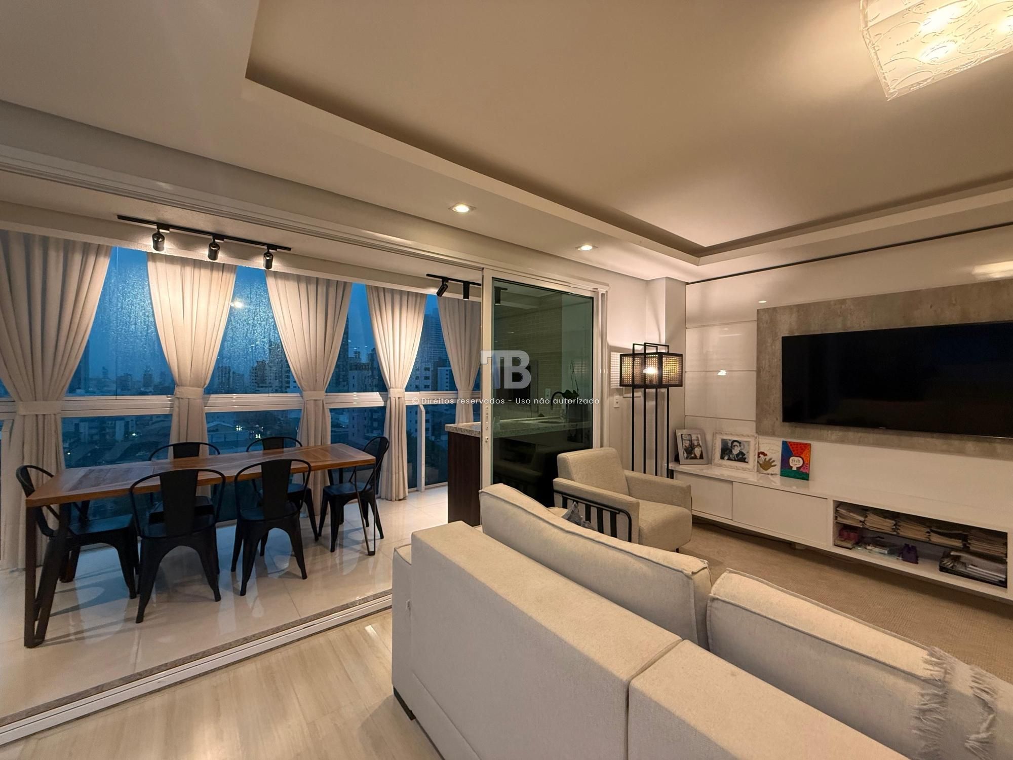 Apartamento Semimobiliado com 3 dormitórios