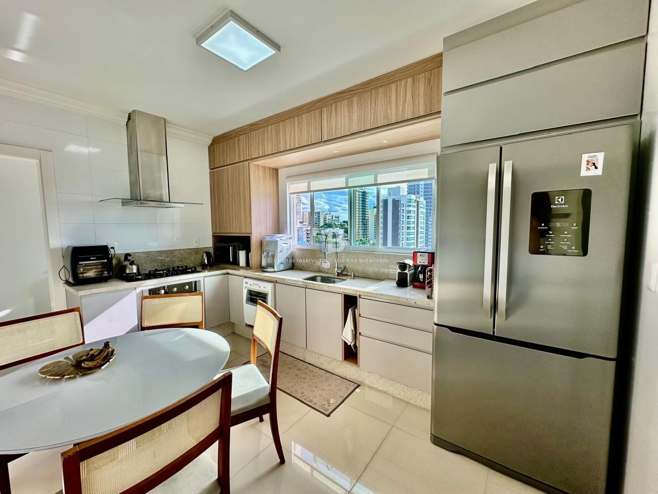 Apartamento Semimobiliado com 3 suítes
