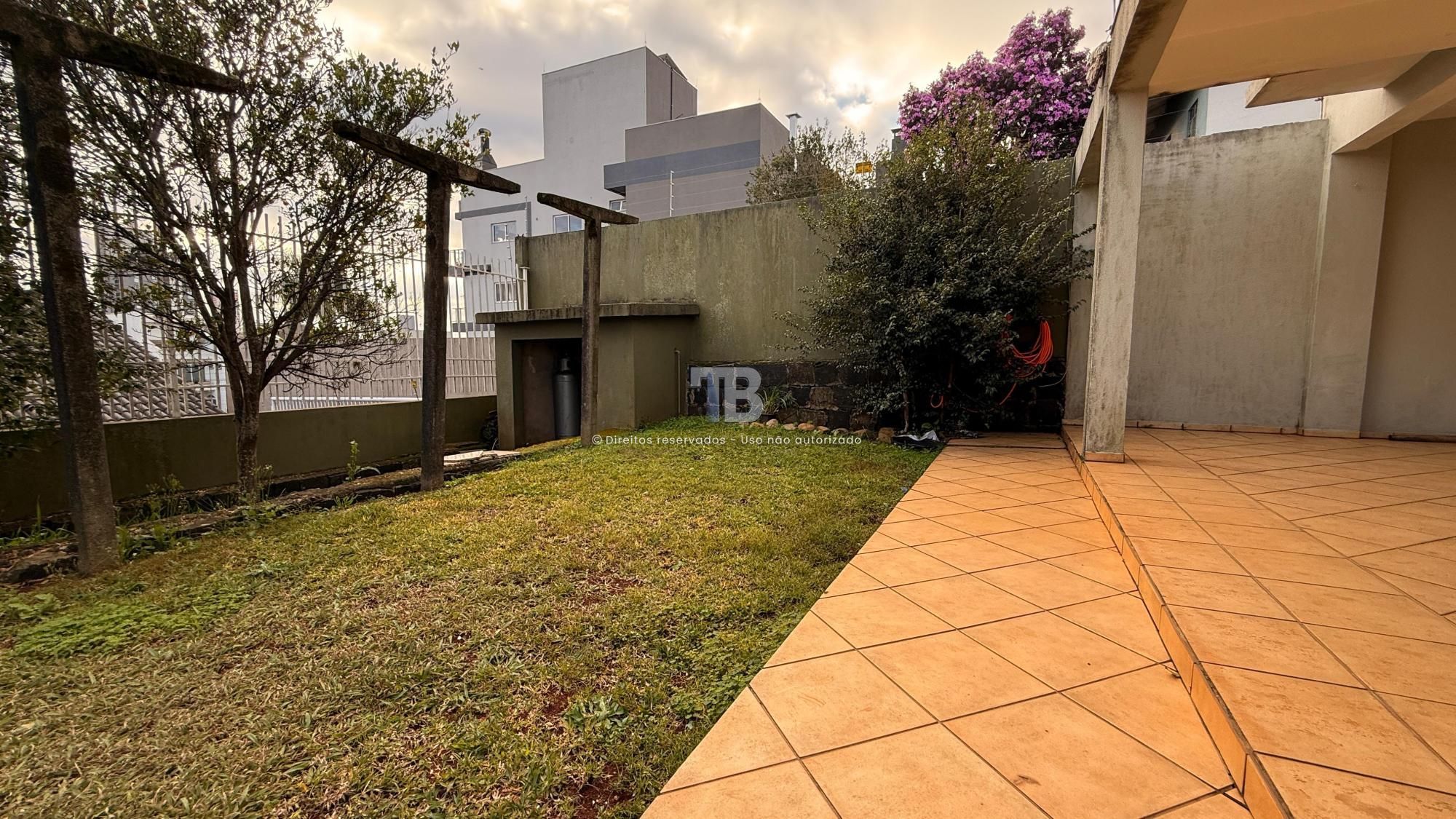 Casa Semimobiliada com quatro dormitórios