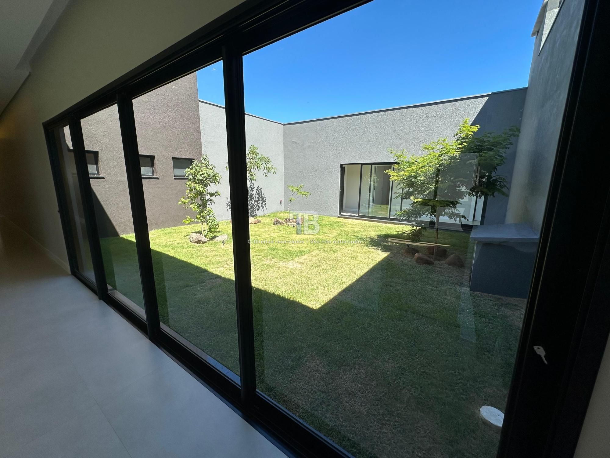 Casa Semimobiliada em Condomínio Fechado