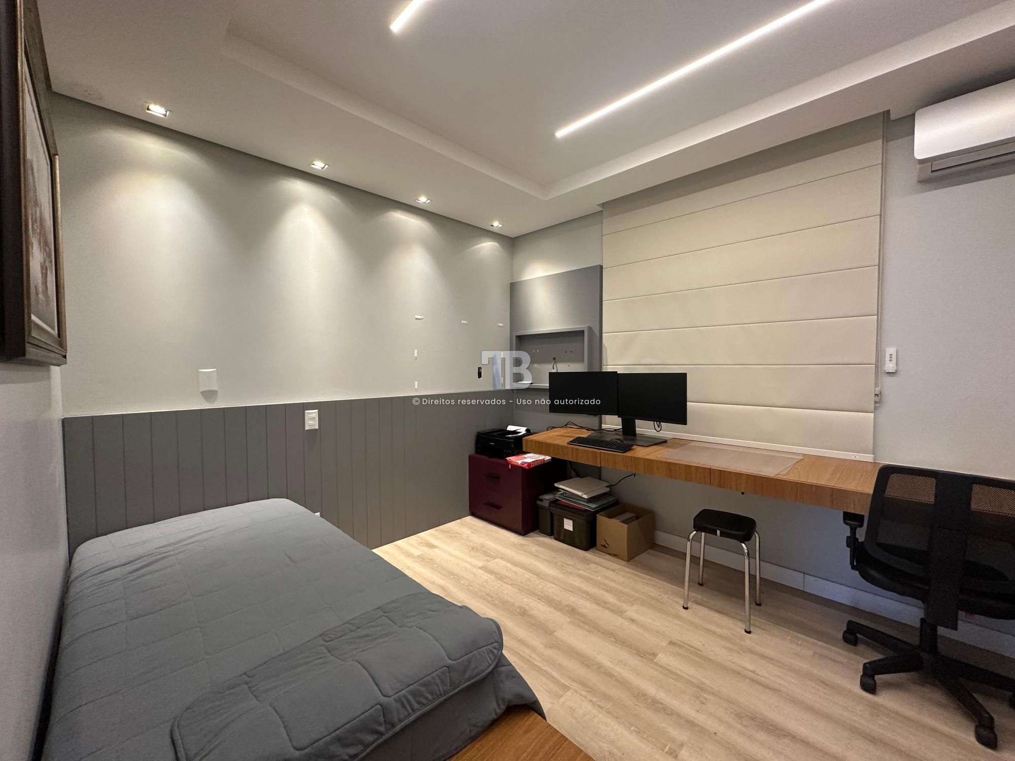 Casa Mobiliada com Piscina à Venda