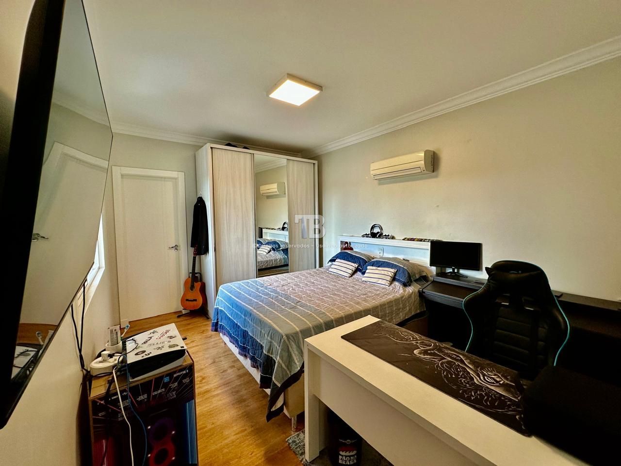 Apartamento Semimobiliado com 3 suítes