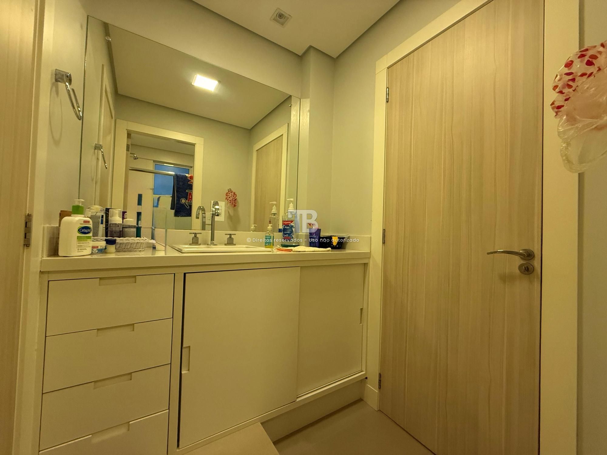 Apartamento Semimobiliado com 3 dormitórios