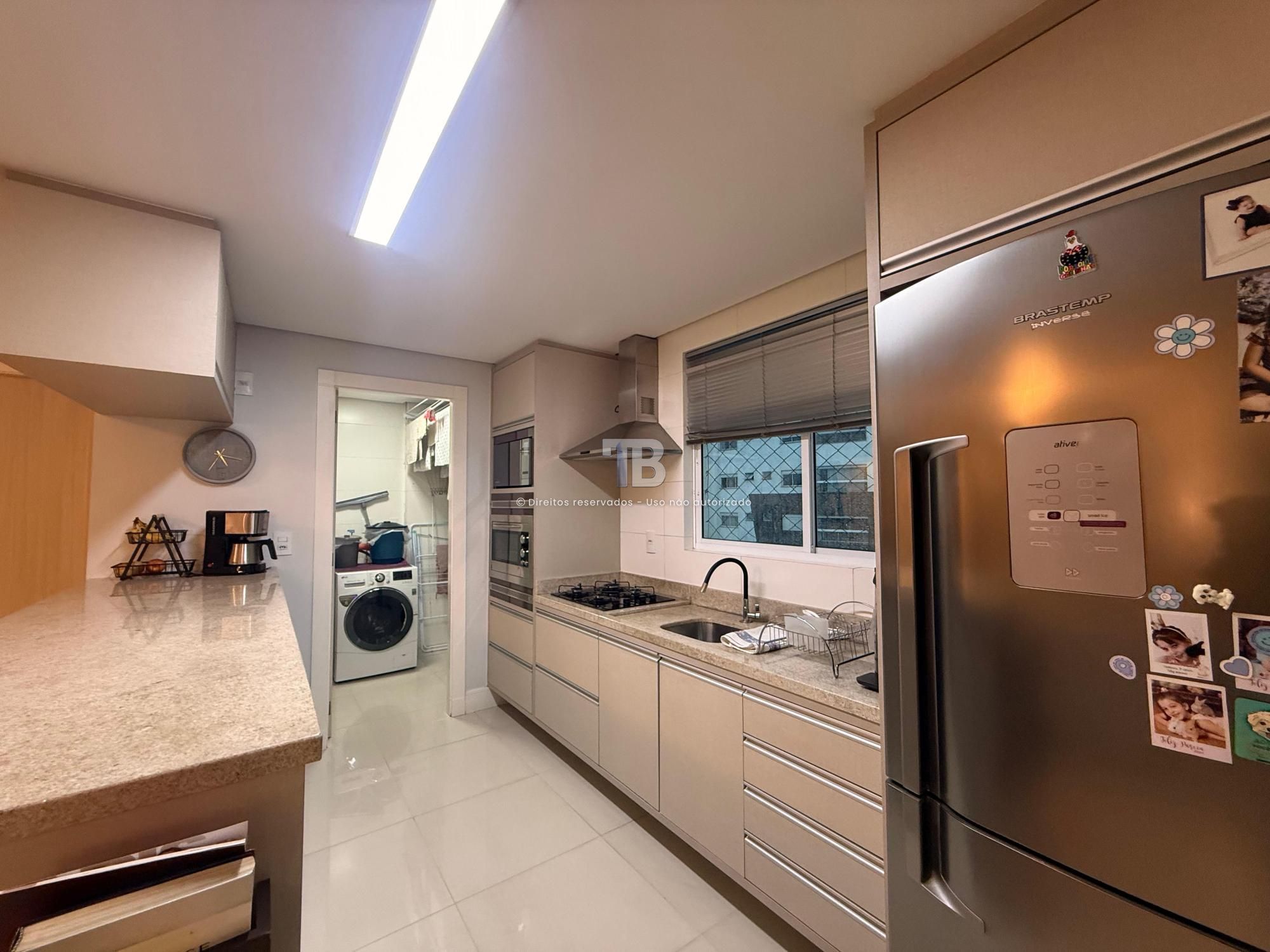 Apartamento Semimobiliado com 3 dormitórios