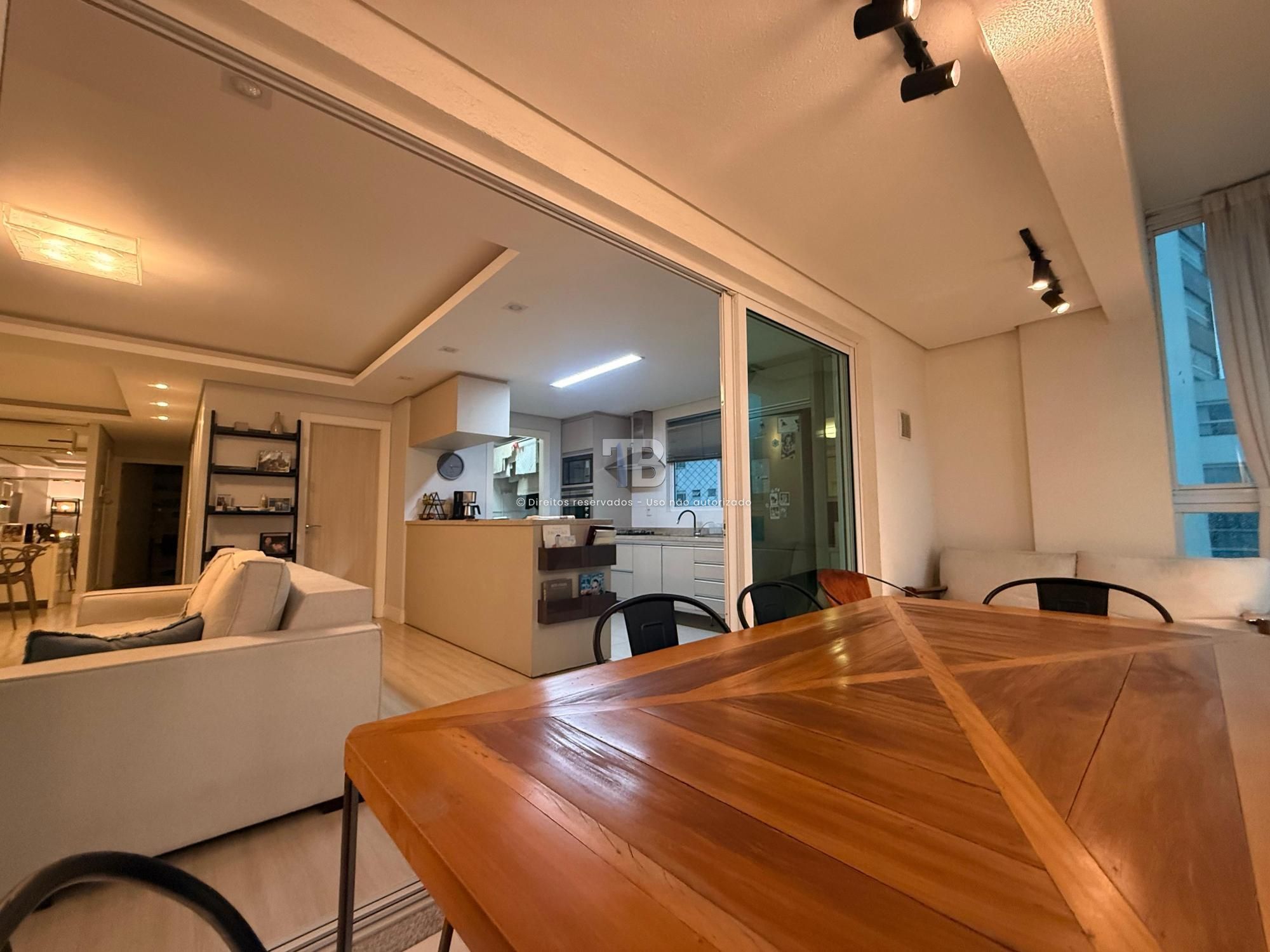 Apartamento Semimobiliado com 3 dormitórios