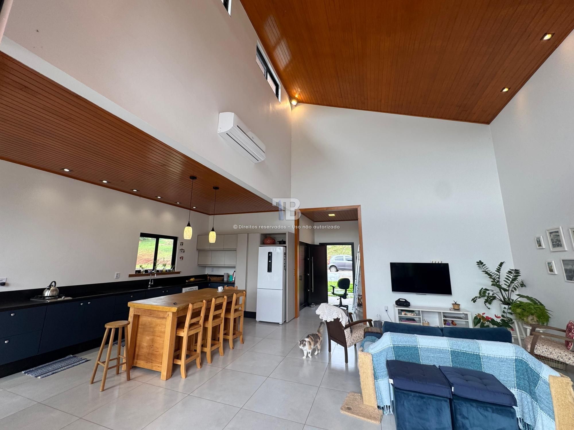 Casa em Condomínio Semimobiliada