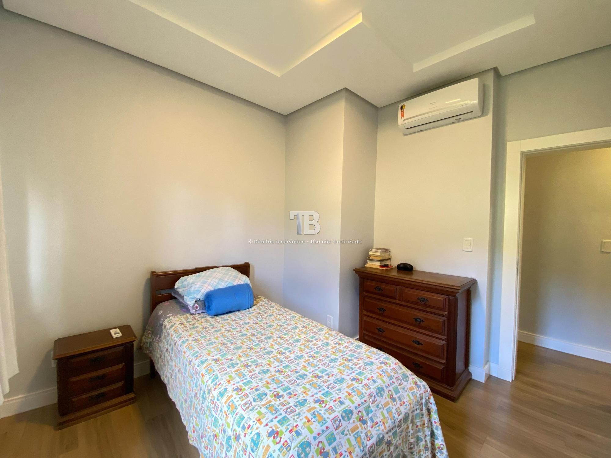 Casa Semimobiliada em condomínio fechado