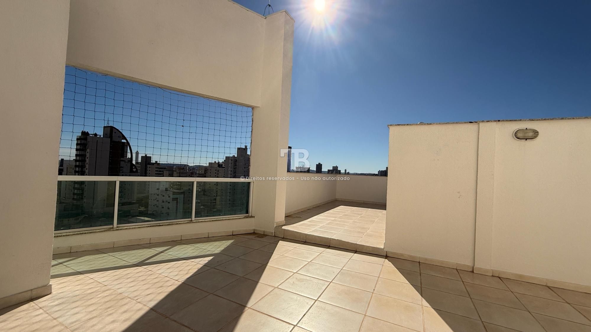 Apartamento Semimobiliado com 4 dormitórios