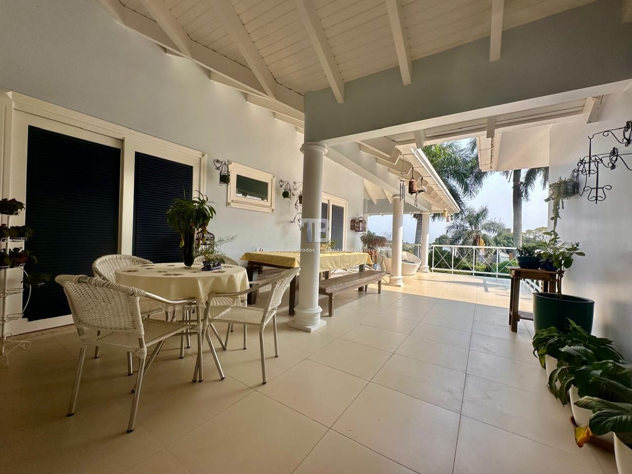 Casa Semimobiliada com 3 Suítes