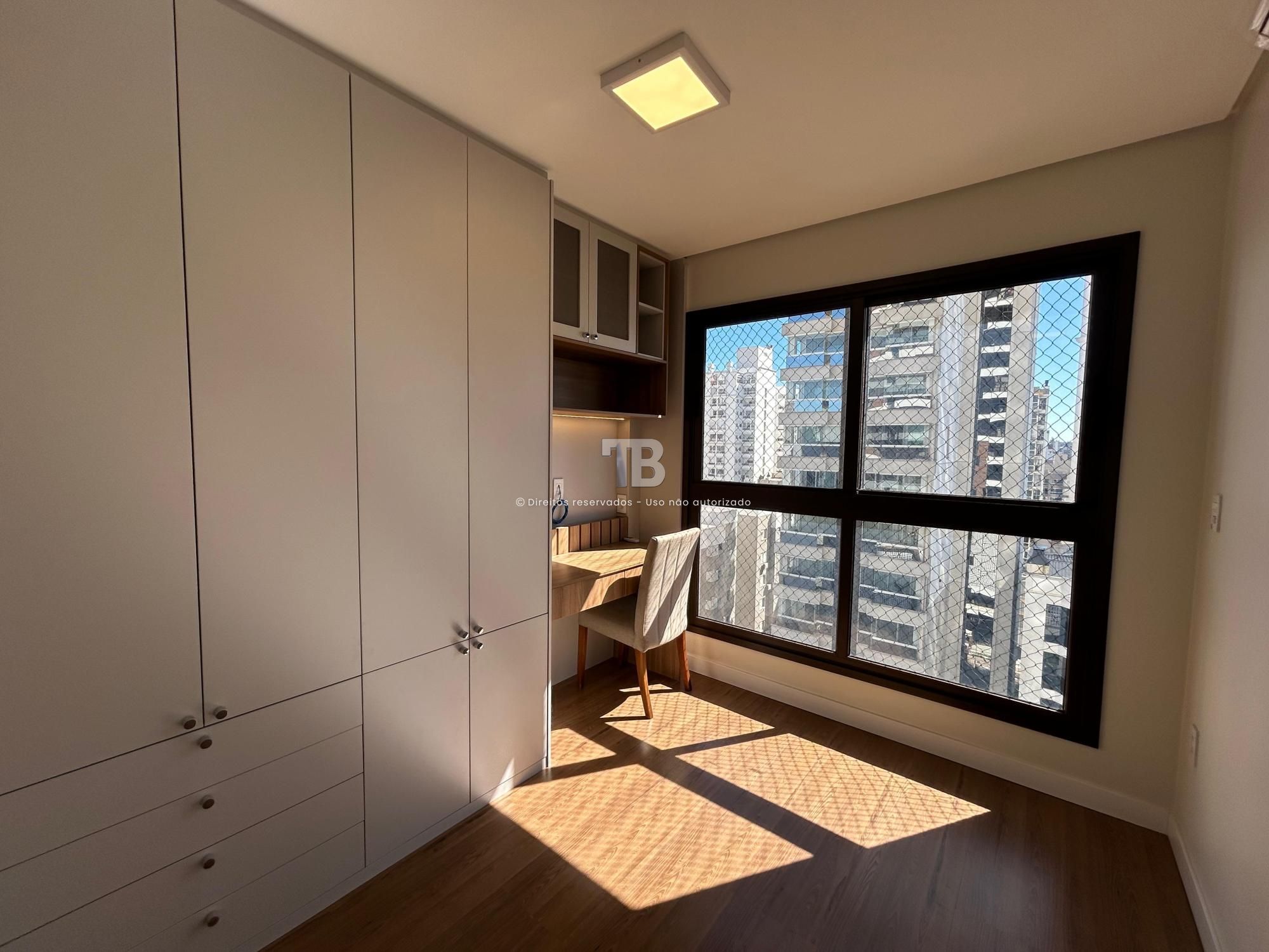 Apartamento Semimobiliado com 3 suítes