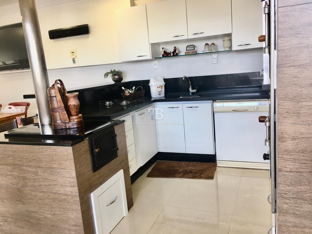 Casa semimobiliada com 3 suítes