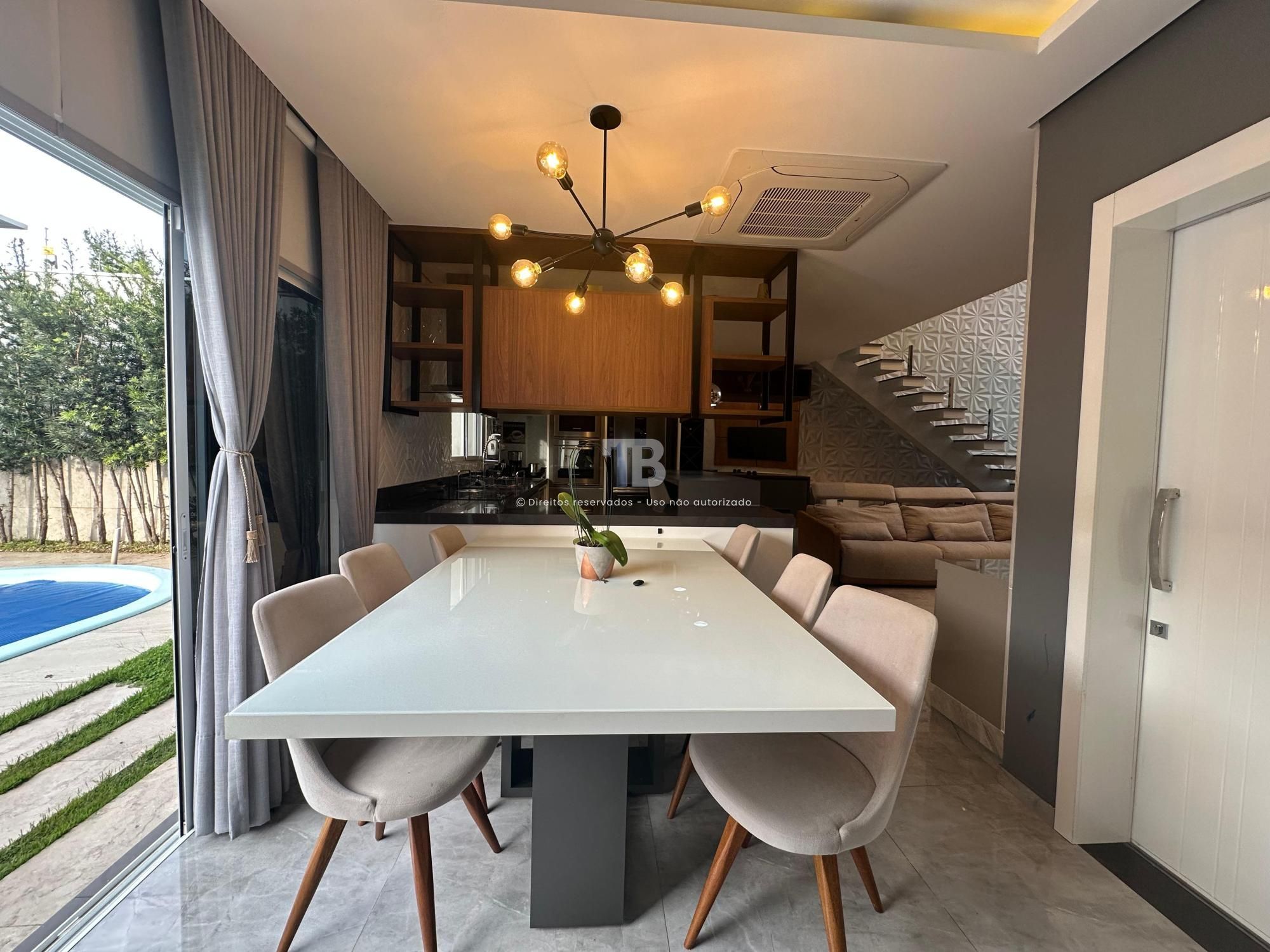 Casa Mobiliada com Piscina à Venda