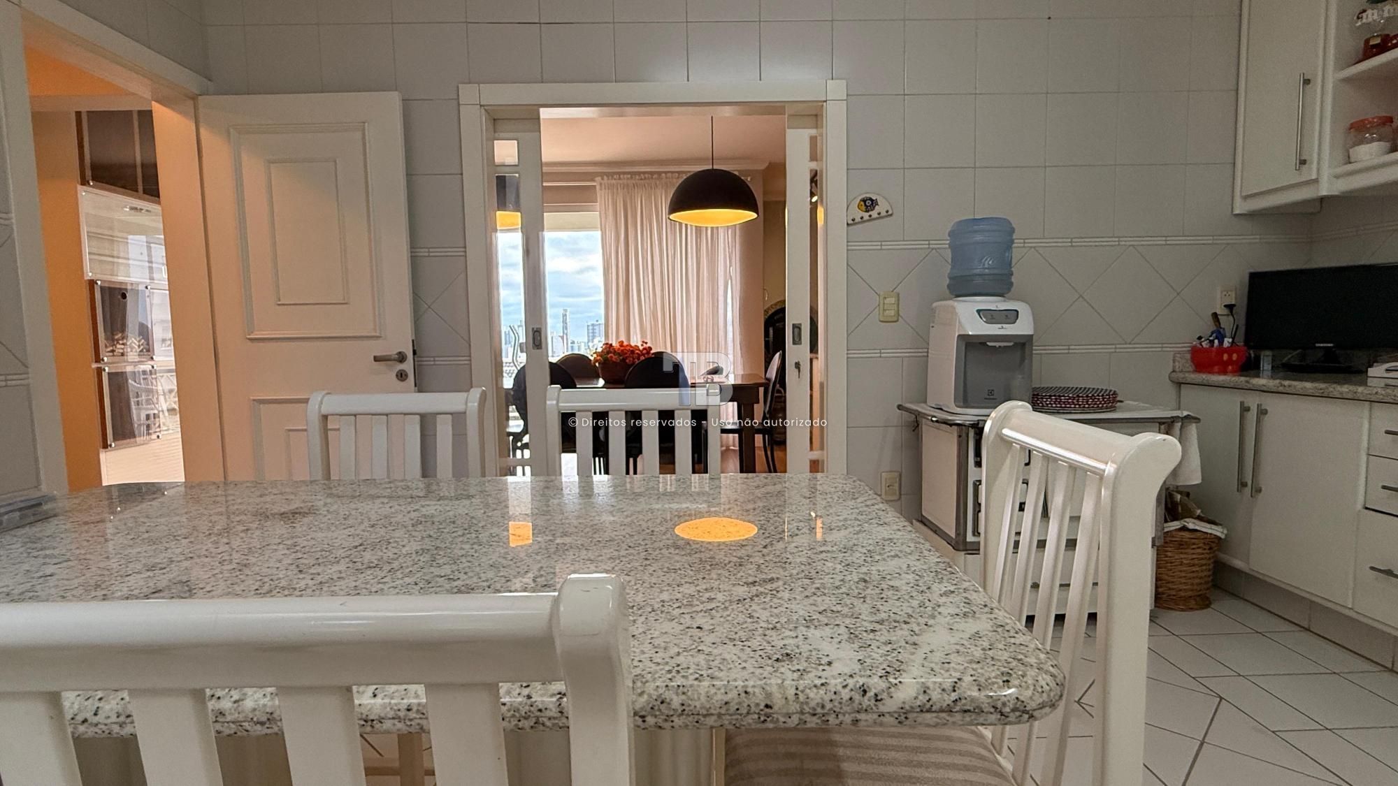 Casa Semimobiliada com quatro dormitórios