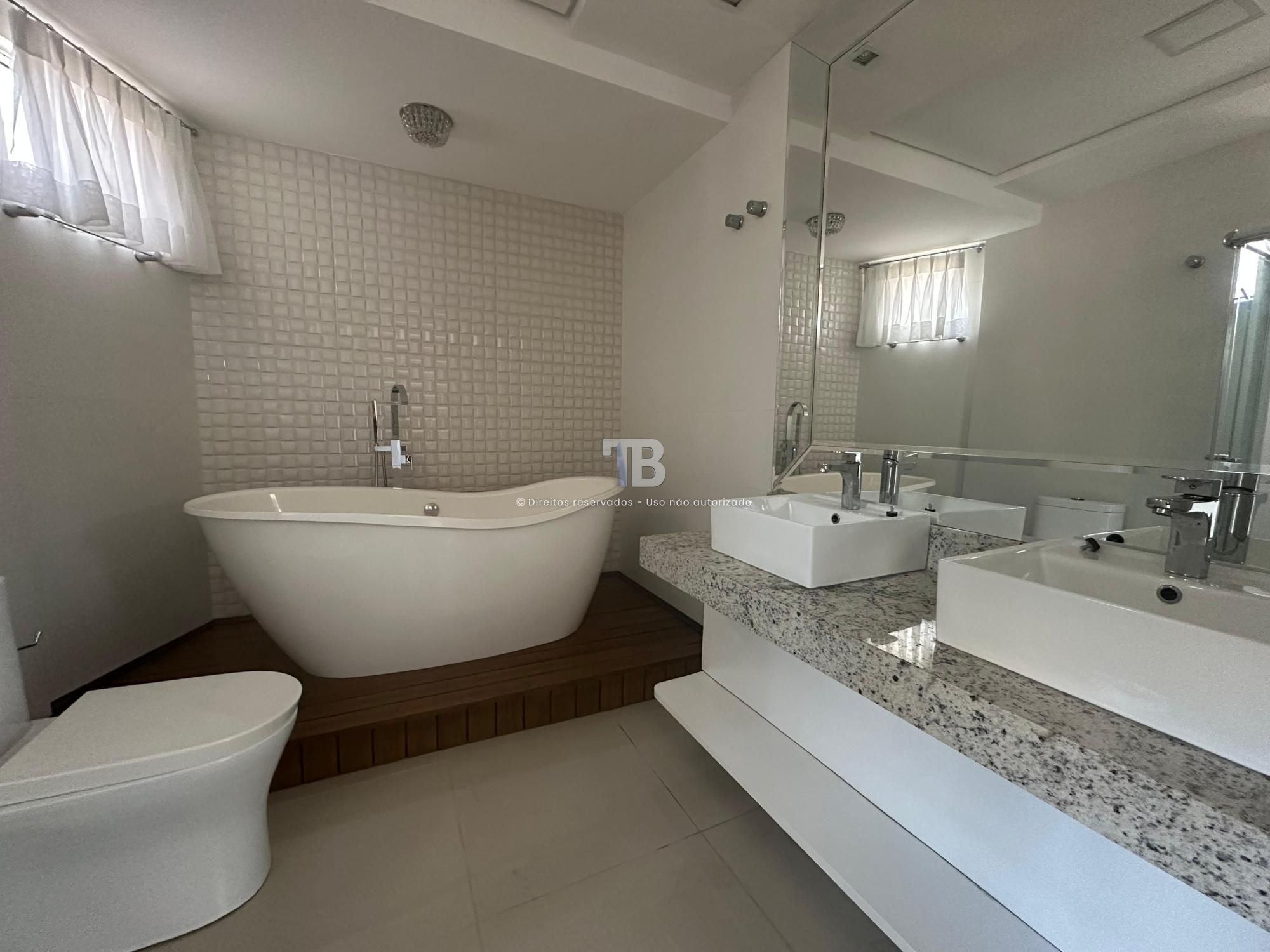 Apartamento Semimobiliado com 3 Suítes