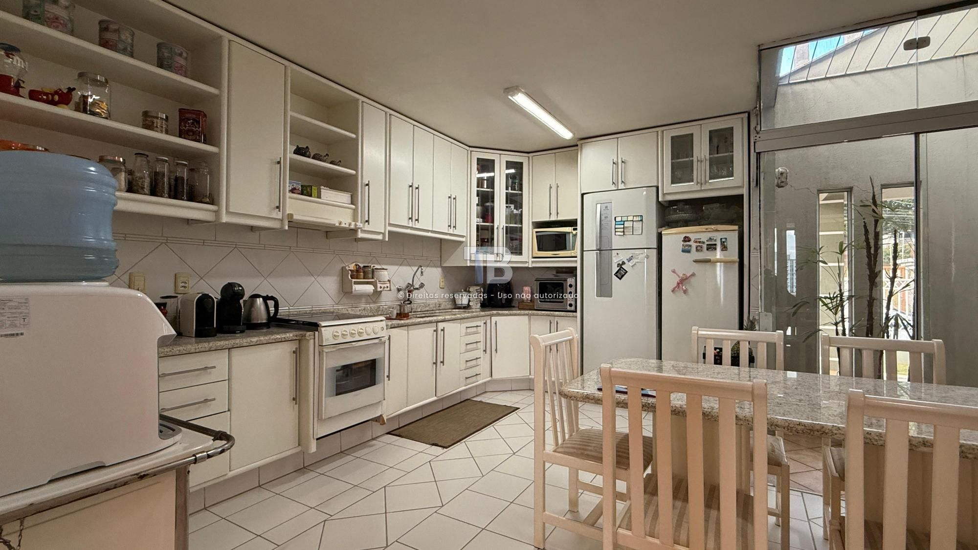 Casa Semimobiliada com quatro dormitórios