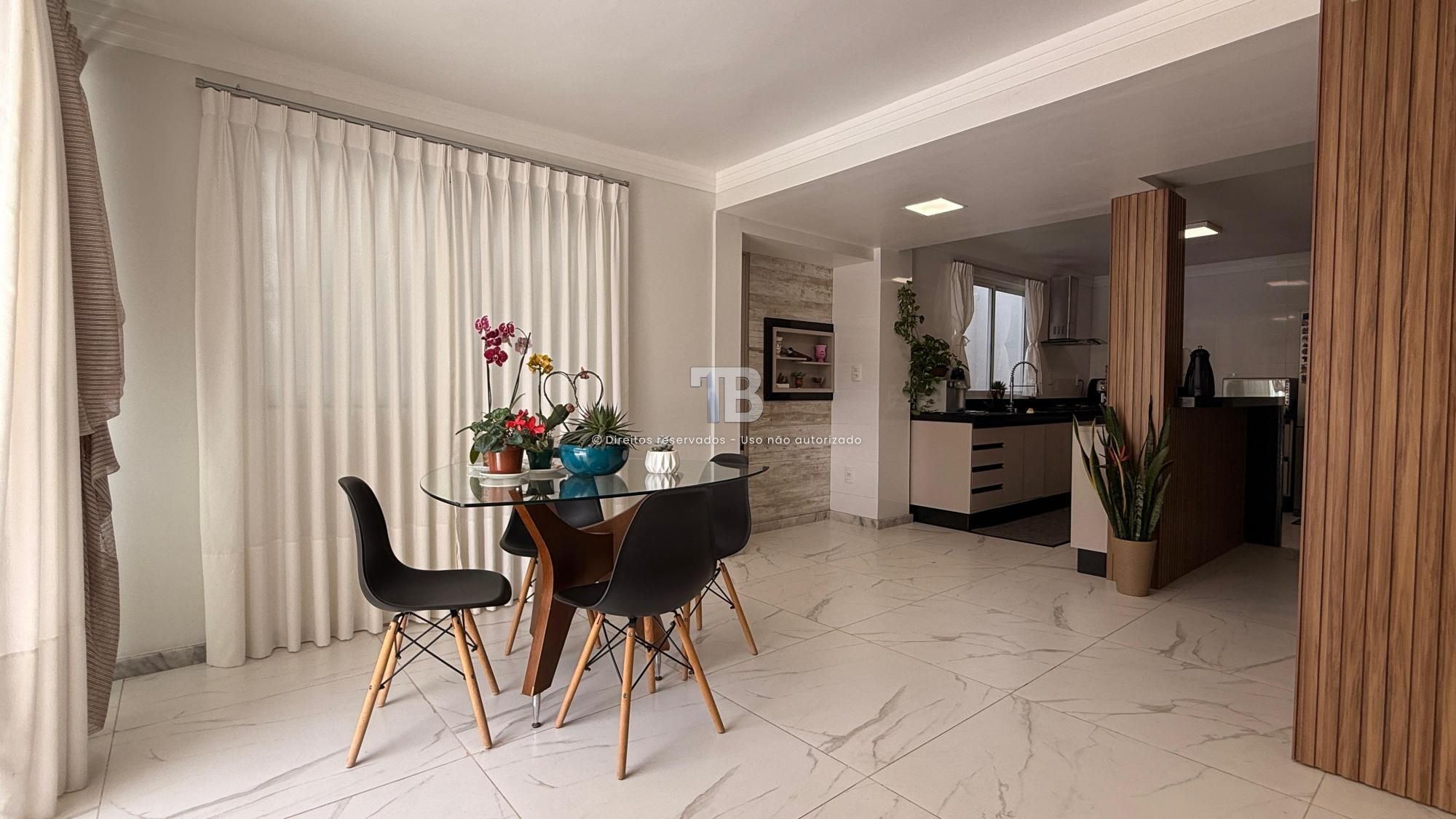 Casa Mobiliada à Venda