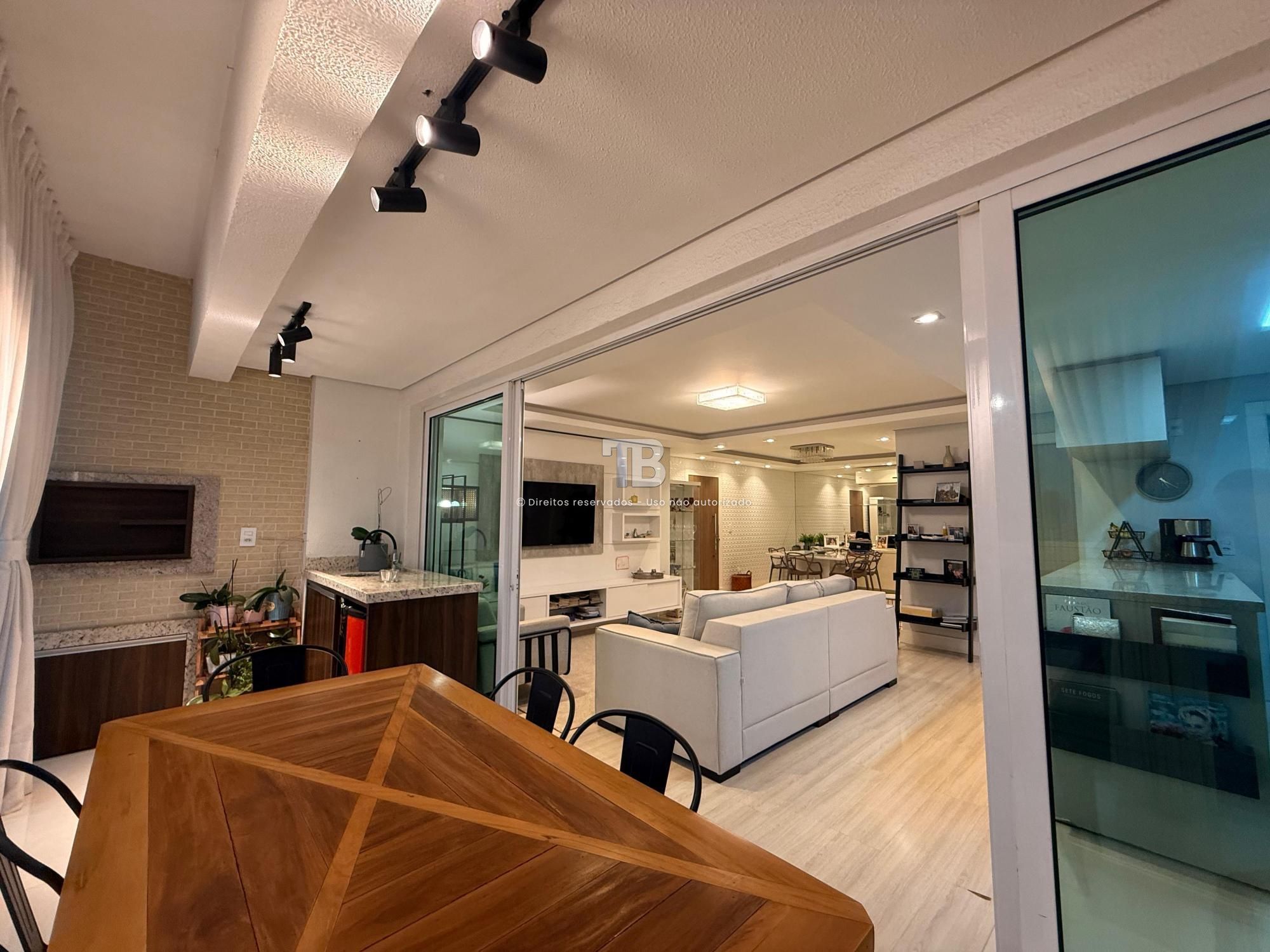 Apartamento Semimobiliado com 3 dormitórios