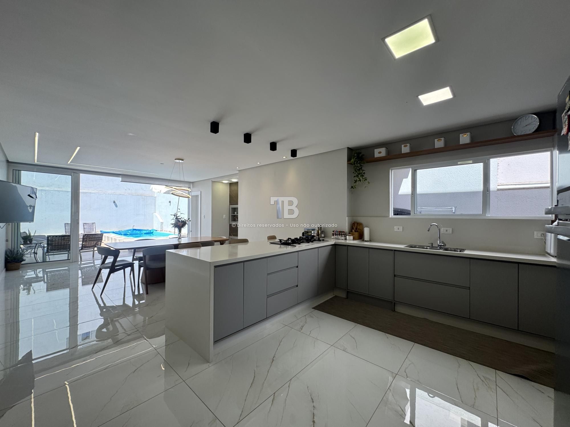 3781 – Casa semimobiliada no Paraíso com piscina, 2 suítes e closet
