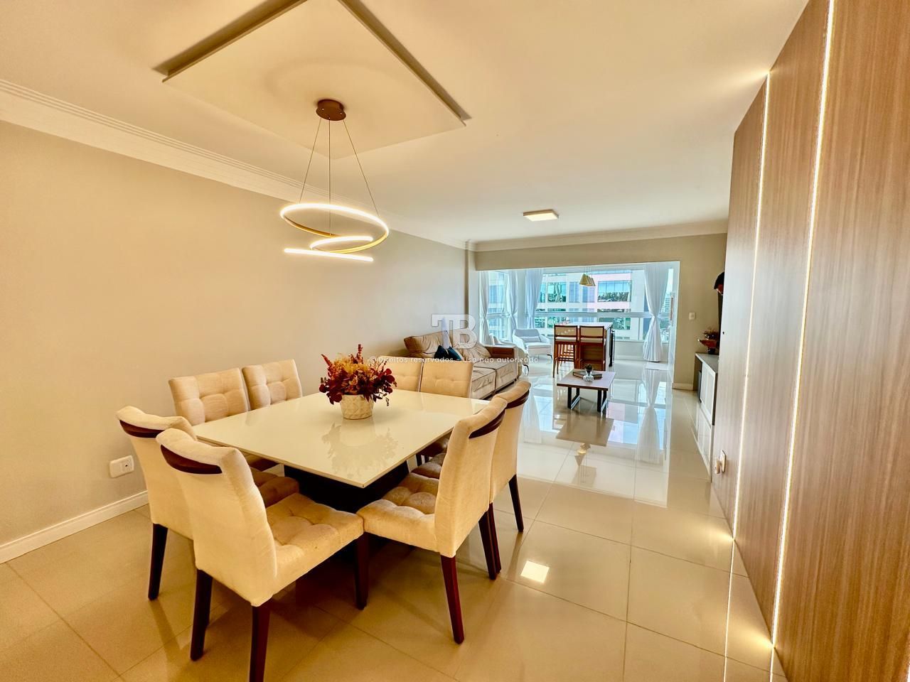 Apartamento Semimobiliado com 3 suítes