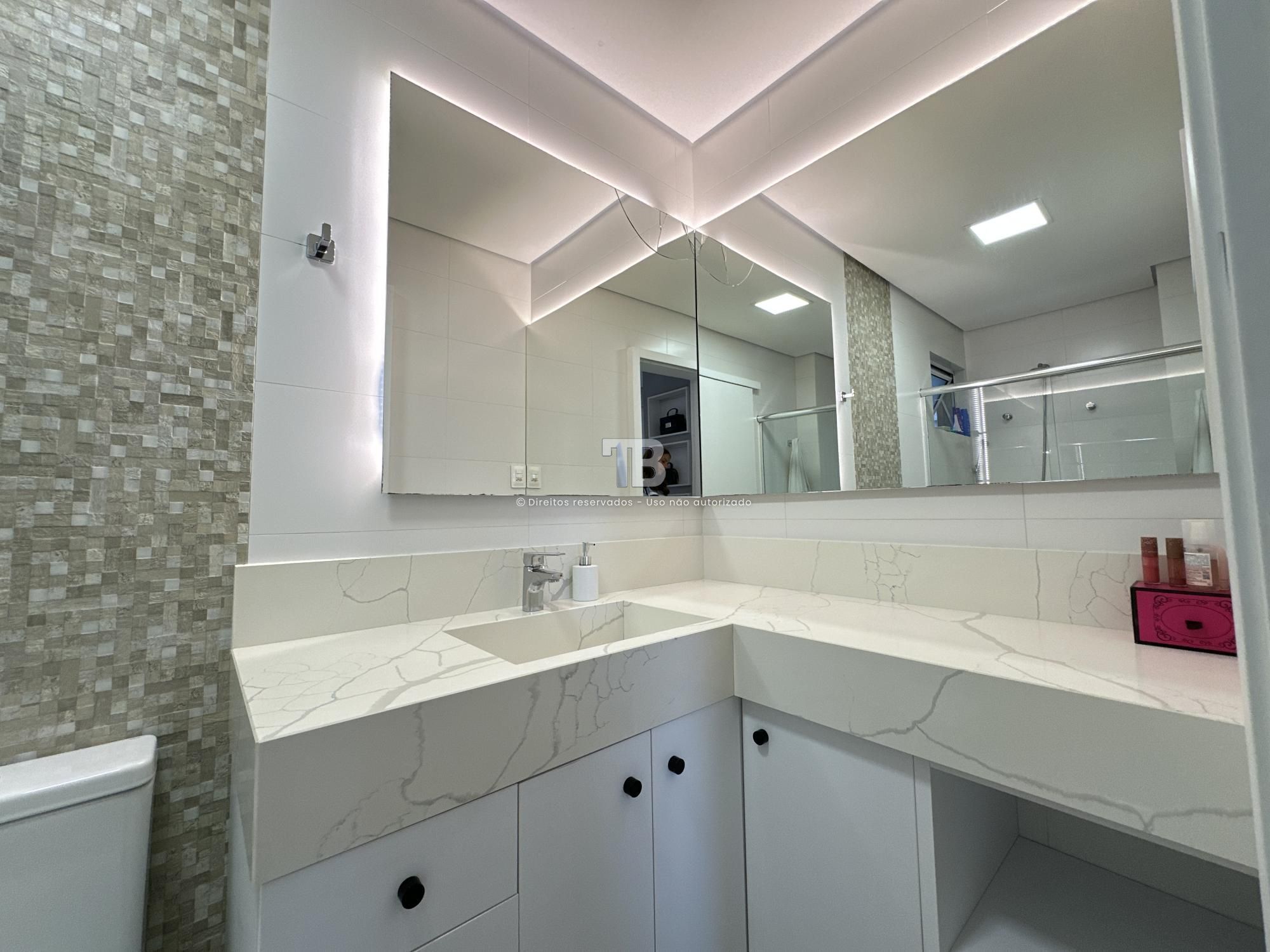 Apartamento três suítes