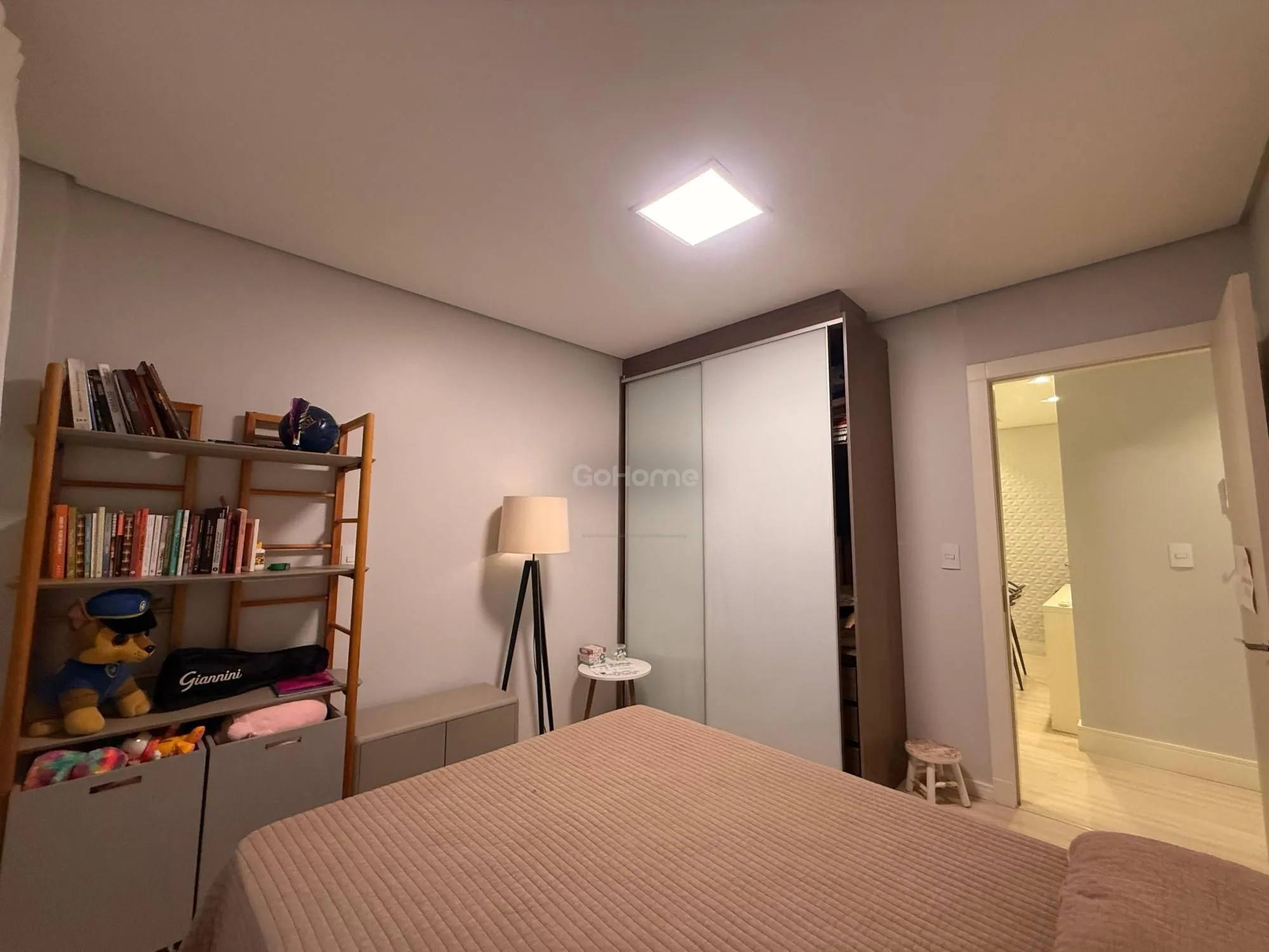 Apartamento Semimobiliado com 3 dormitórios